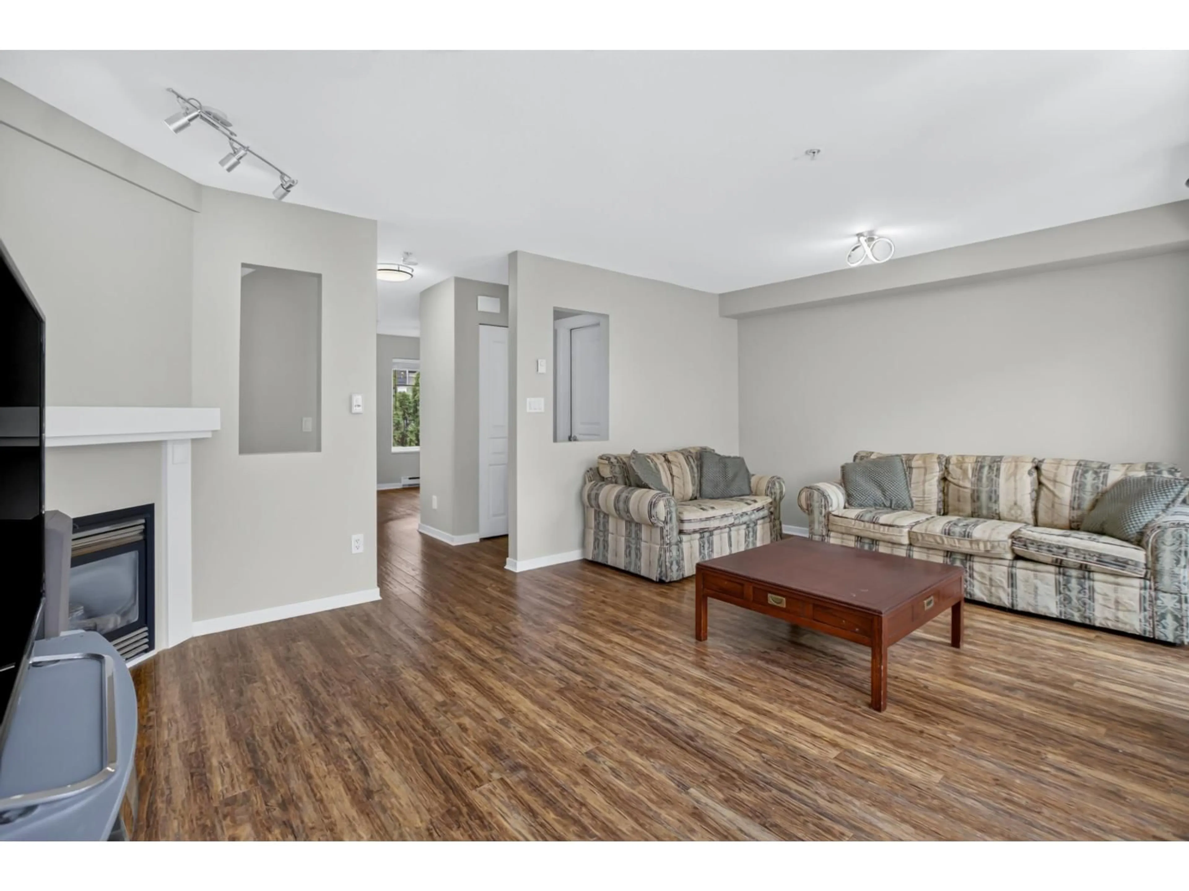 Living room with furniture, wood/laminate floor for 70 - 20760 DUNCAN WAY, Langley British Columbia V3A9J6