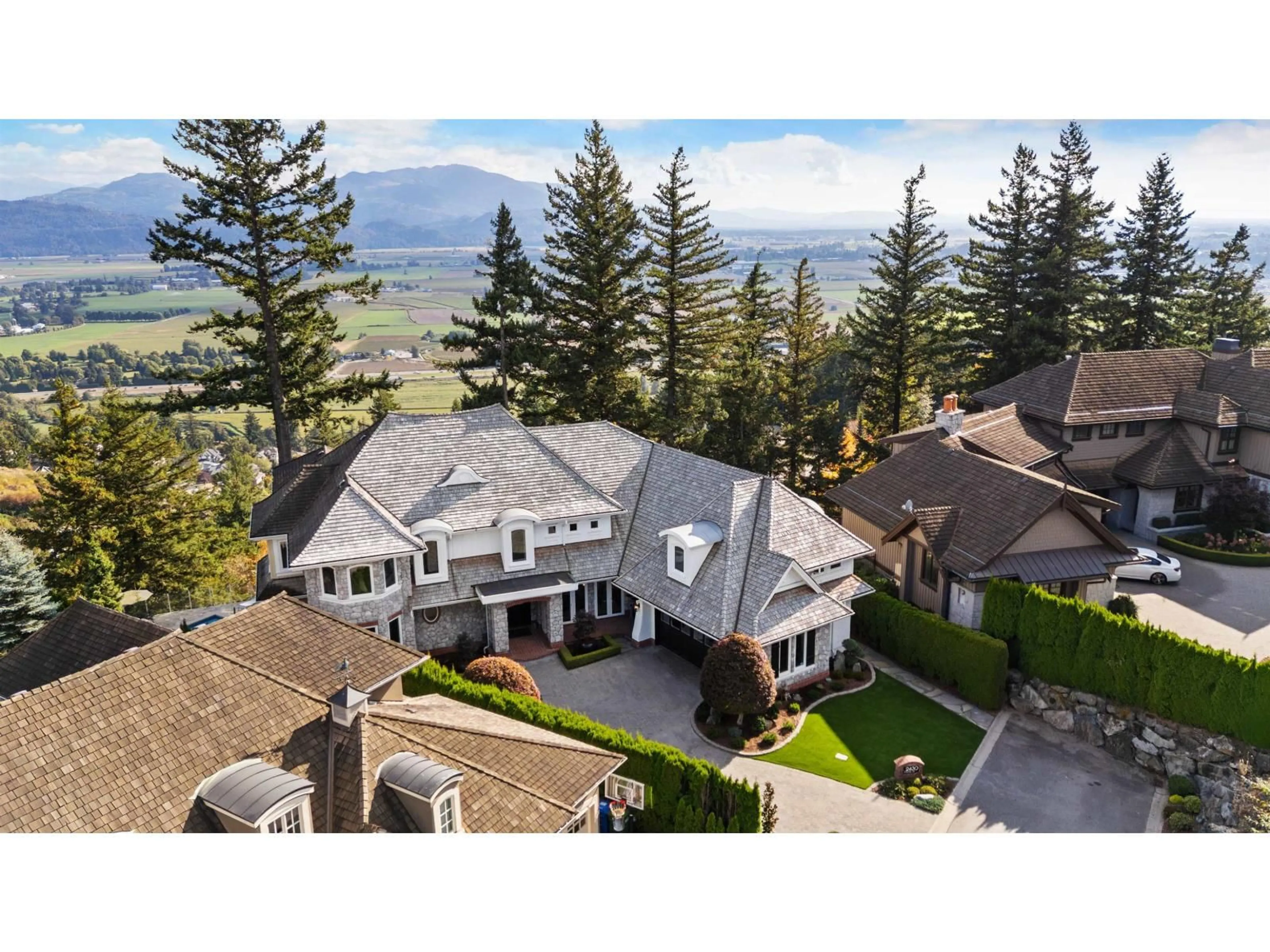 A pic from outside/outdoor area/front of a property/back of a property/a pic from drone, mountain view for 2430 JONQUIL COURT, Abbotsford British Columbia V3G3E8
