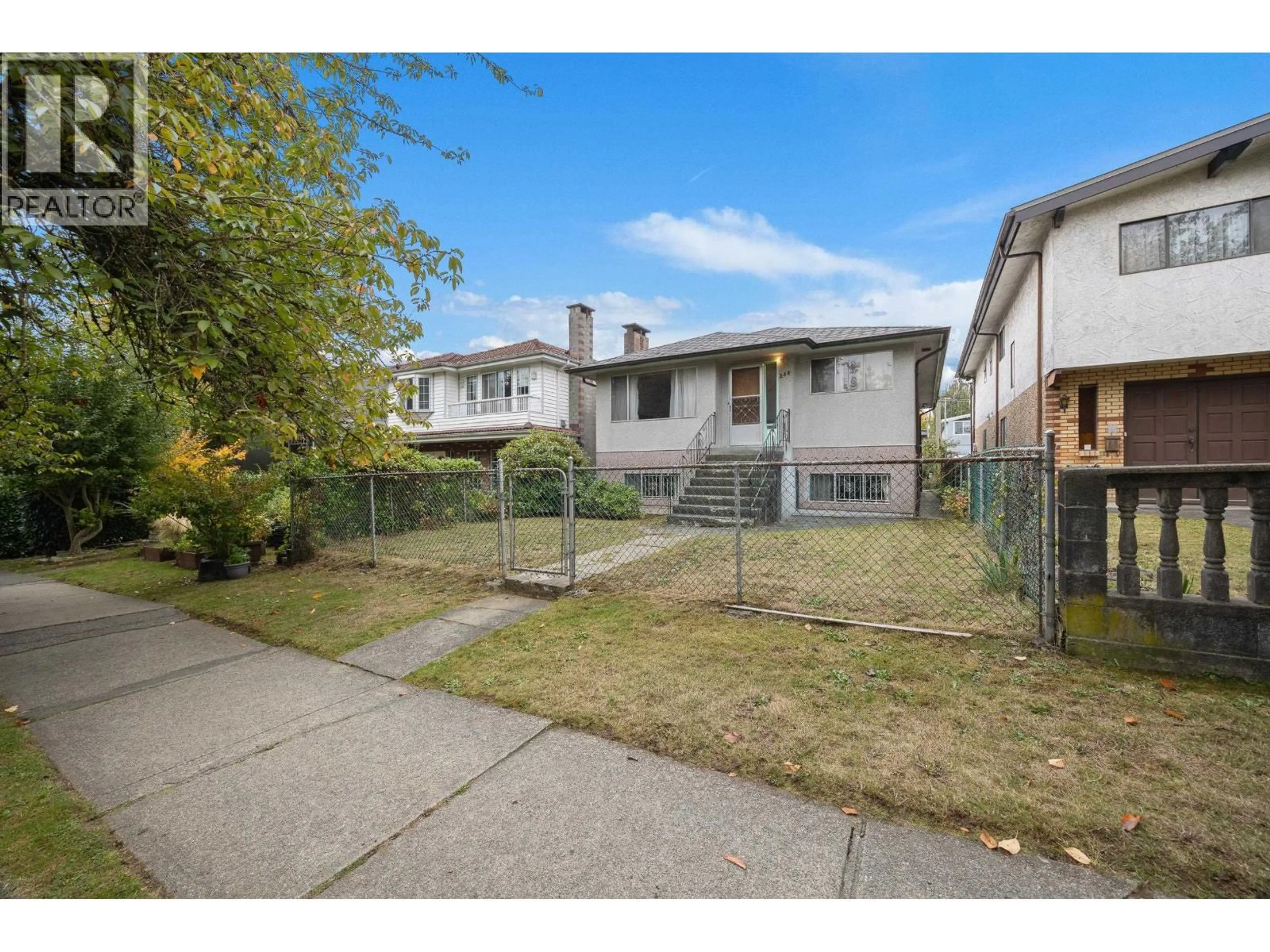 A pic from outside/outdoor area/front of a property/back of a property/a pic from drone, street for 238 21ST AVENUE, Vancouver British Columbia V5V1R1