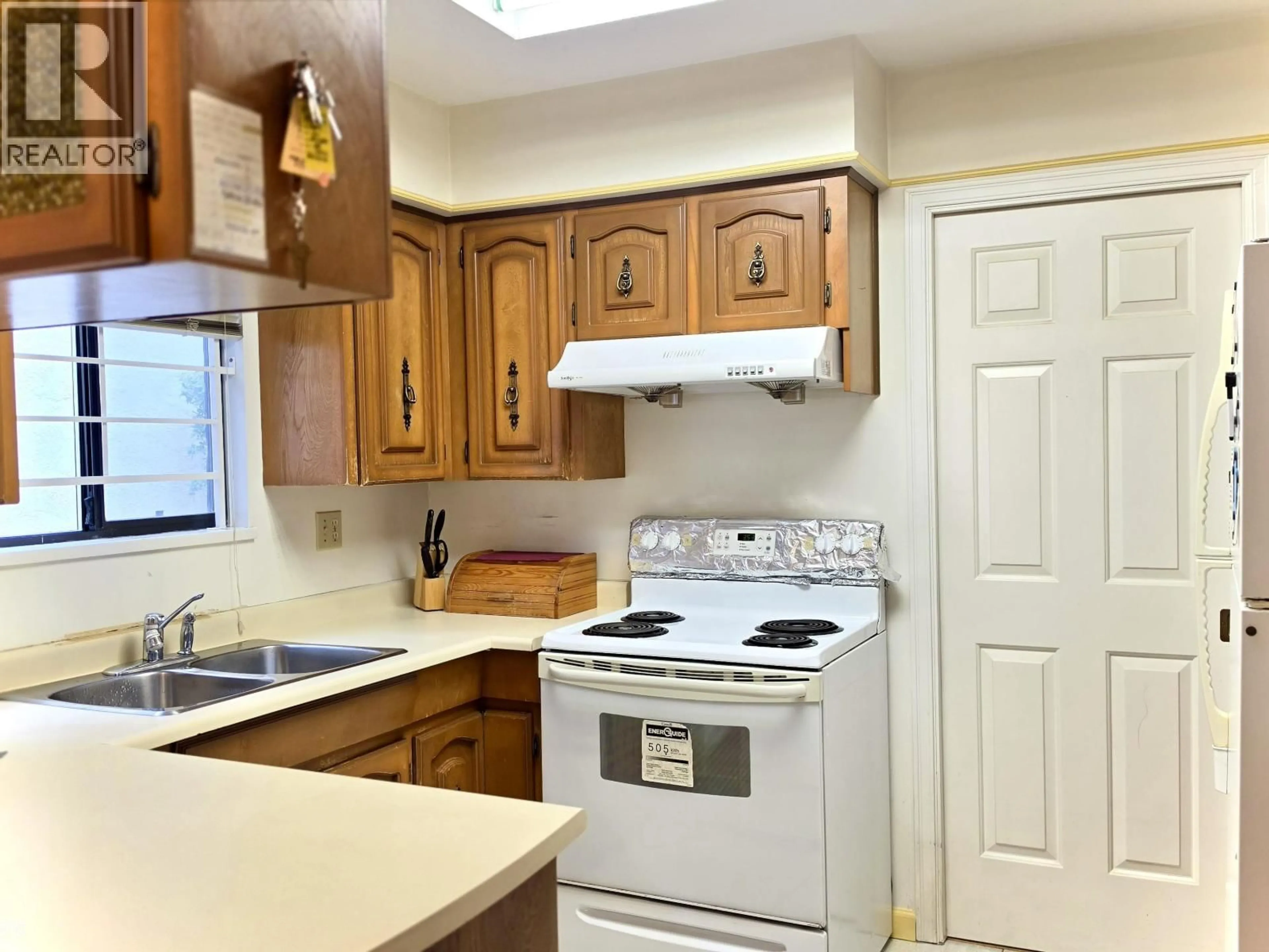 Standard kitchen, unknown for 7209 BRIDLEWOOD COURT, Burnaby British Columbia V5A4A4
