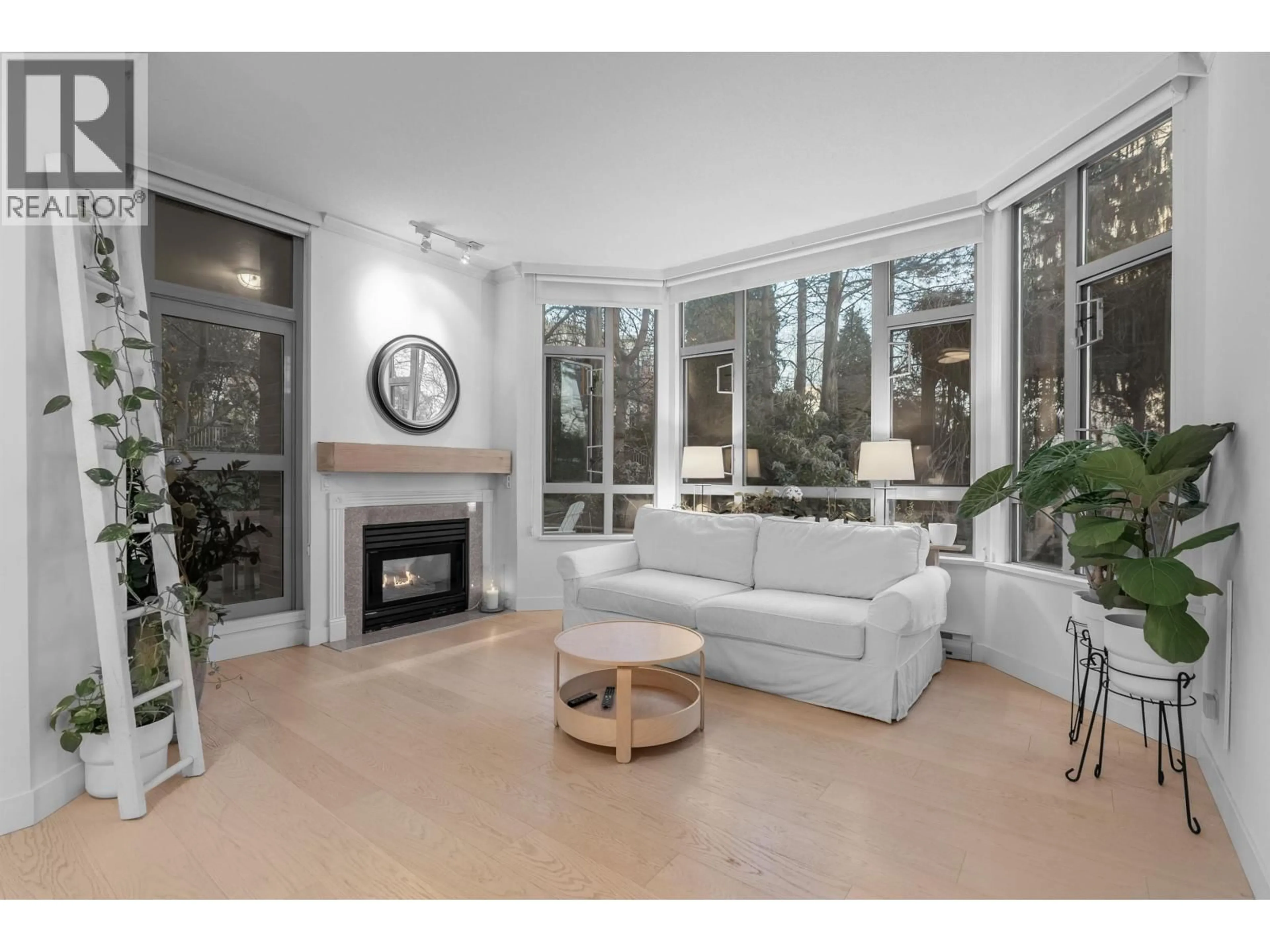 Unknown for 101 - 160 KEITH ROAD, North Vancouver British Columbia V7M3M2