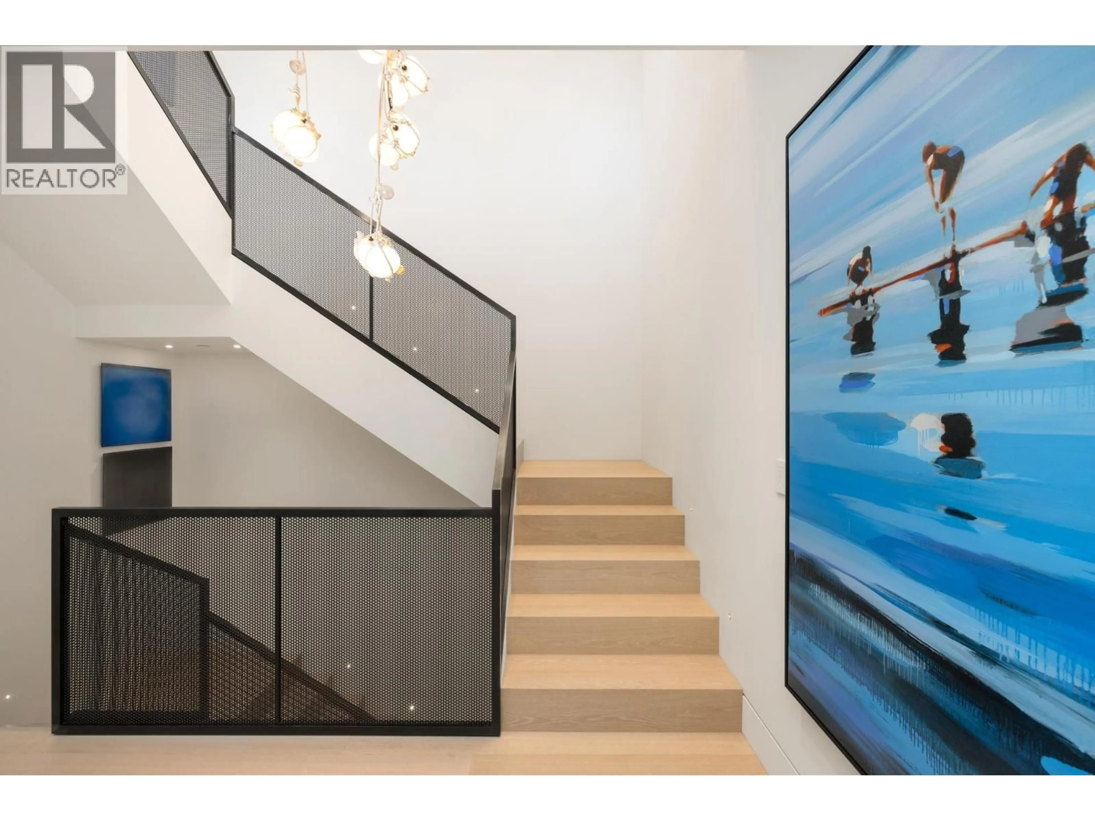 Indoor foyer for 3156 TRAVERS AVENUE, West Vancouver British Columbia V7V1G3