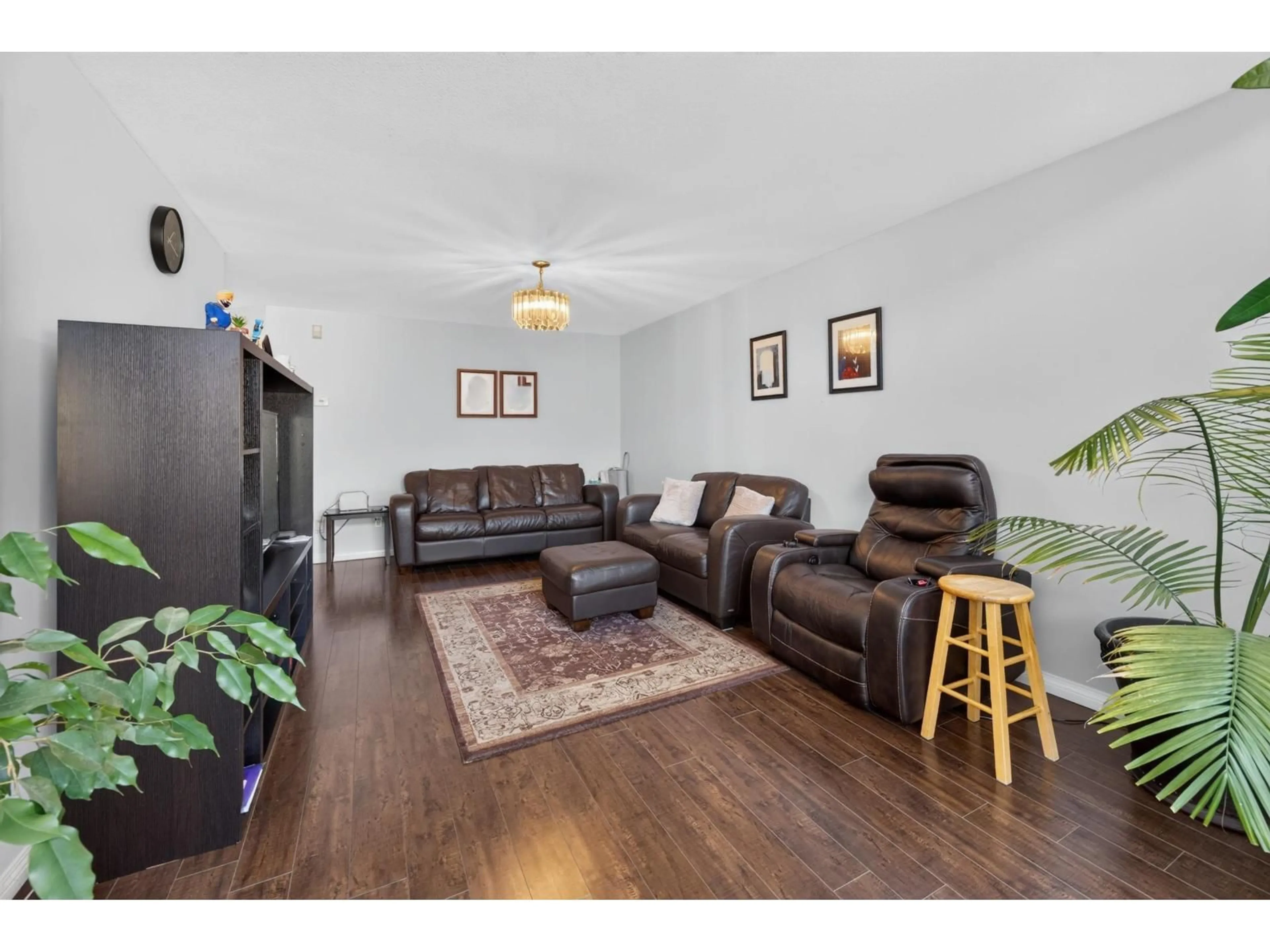 Living room with furniture, wood/laminate floor for 15 - 7250 122 STREET, Surrey British Columbia V3W1B4