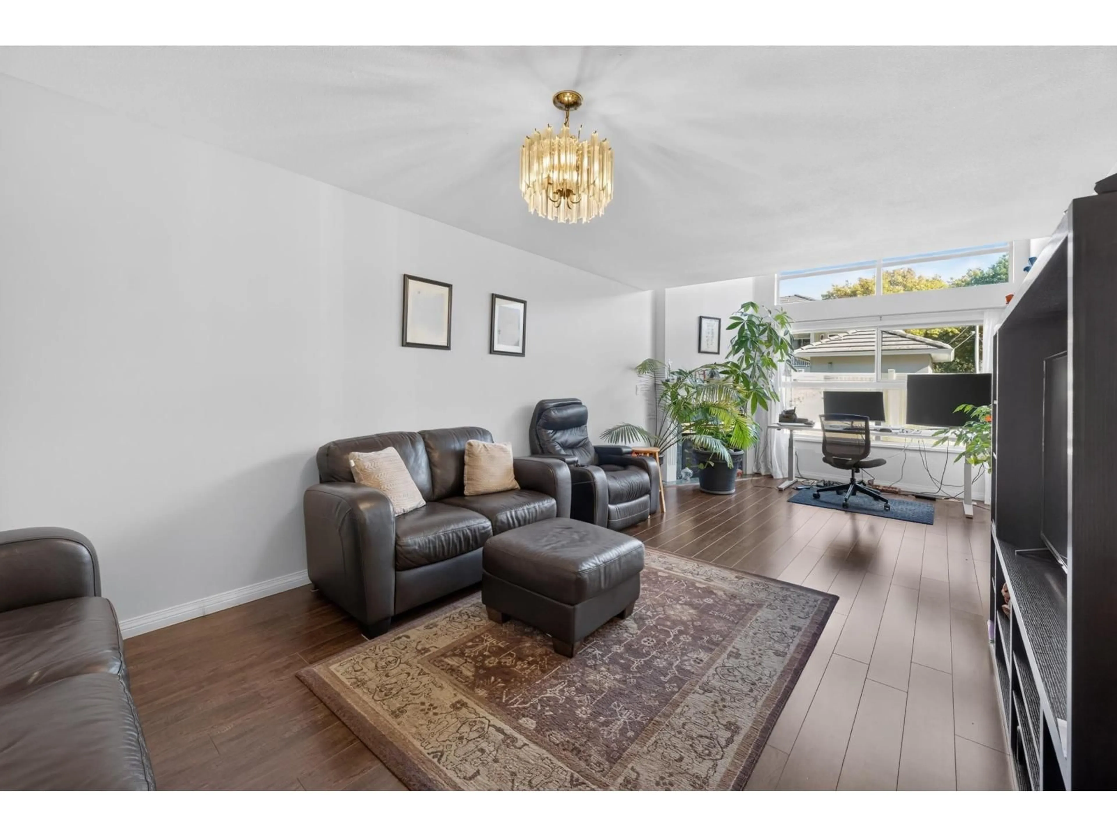 Living room with furniture, wood/laminate floor for 15 - 7250 122 STREET, Surrey British Columbia V3W1B4