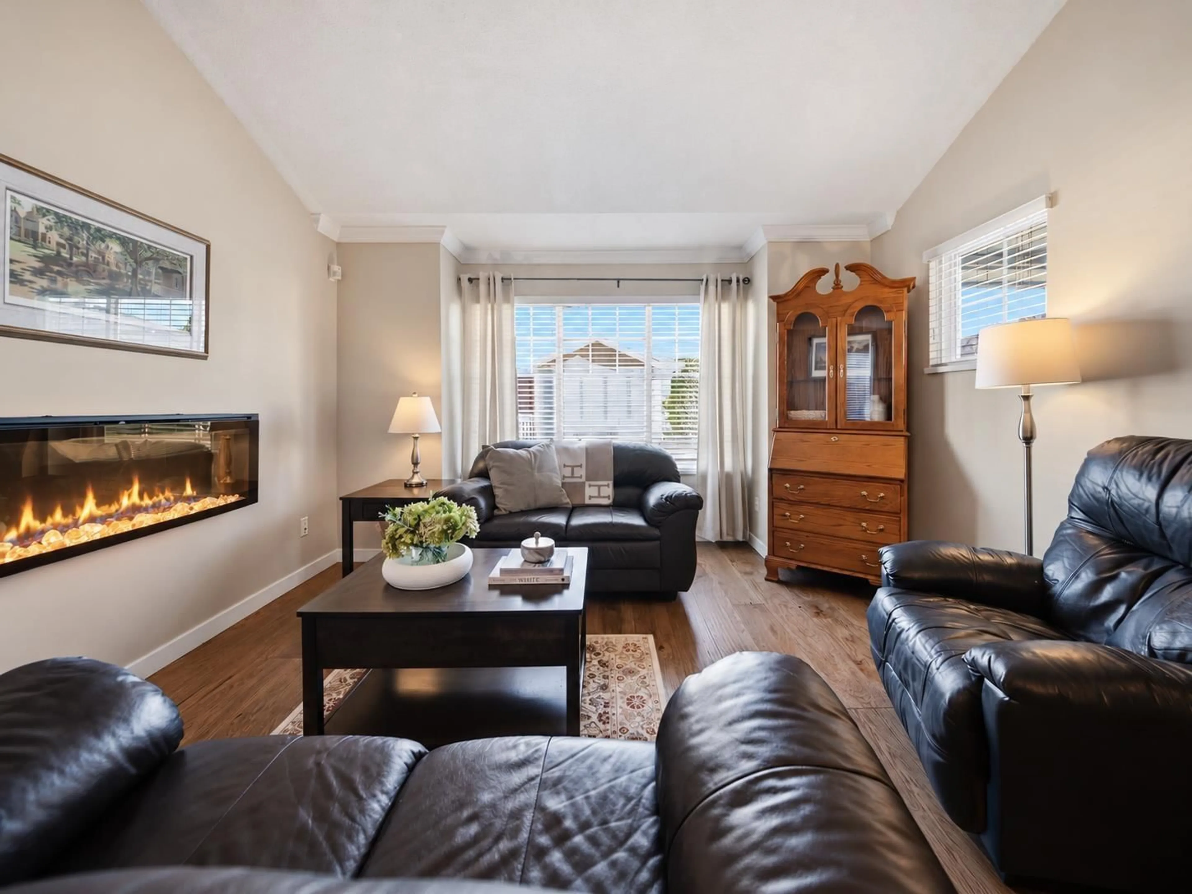Living room with furniture, wood/laminate floor for 34 - 6885 184 STREET, Surrey British Columbia V3S9G1