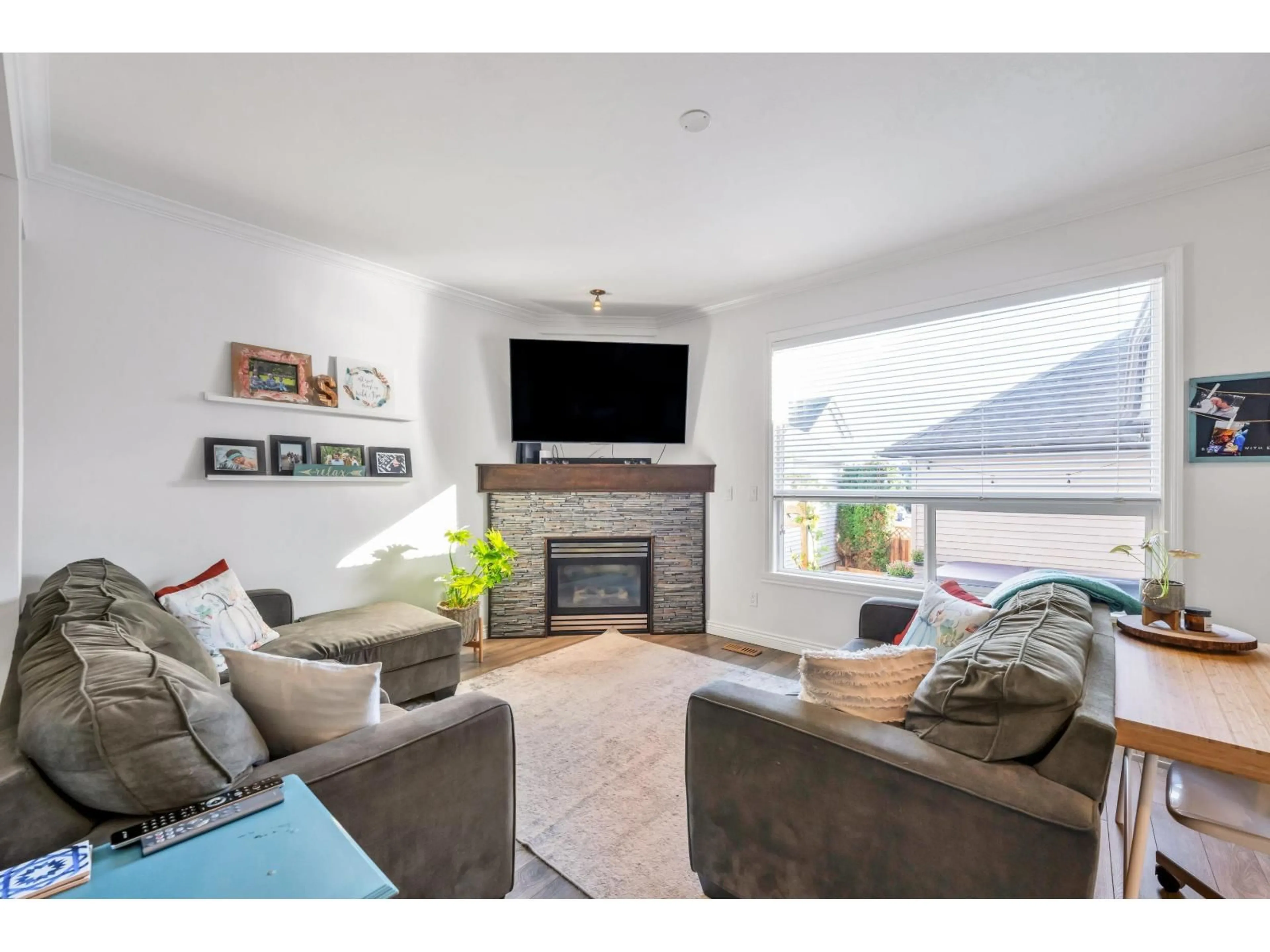 Living room with furniture, wood/laminate floor for 16458 60 AVENUE, Surrey British Columbia V3S1S6