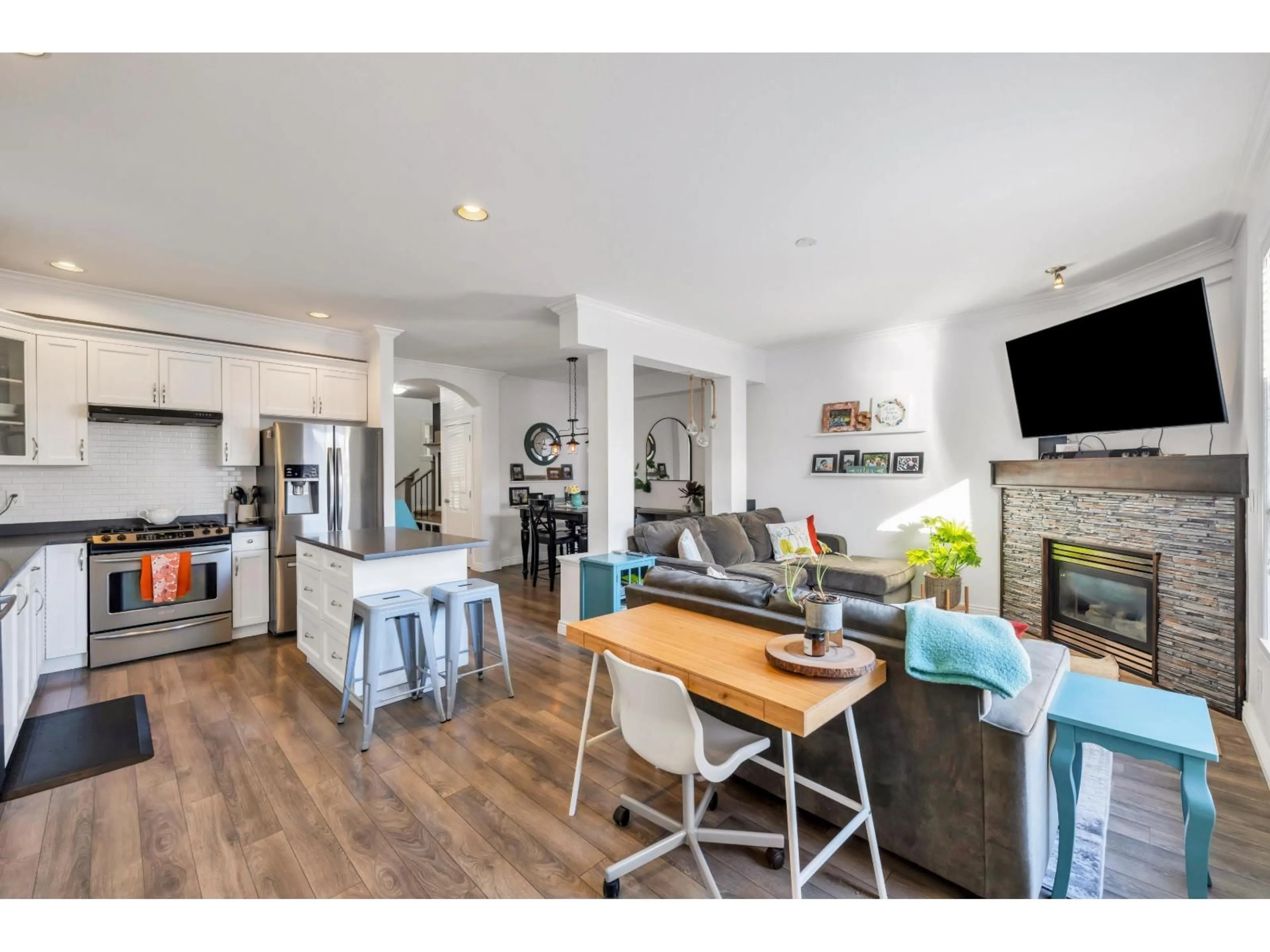Open concept kitchen, unknown for 16458 60 AVENUE, Surrey British Columbia V3S1S6