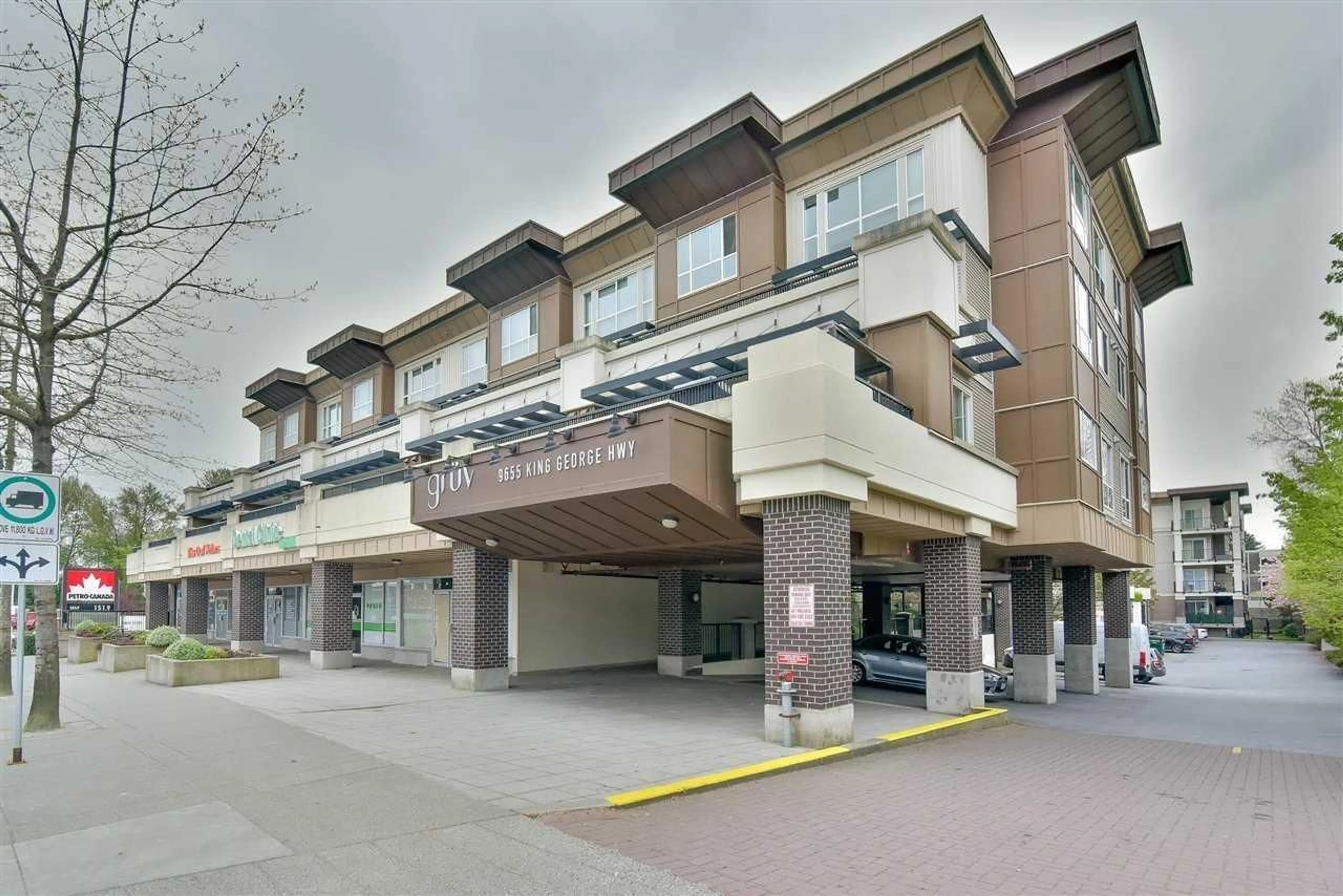 Indoor foyer for 123 - 9655 KING GEORGE BLVD BOULEVARD, Surrey British Columbia V3T2V3
