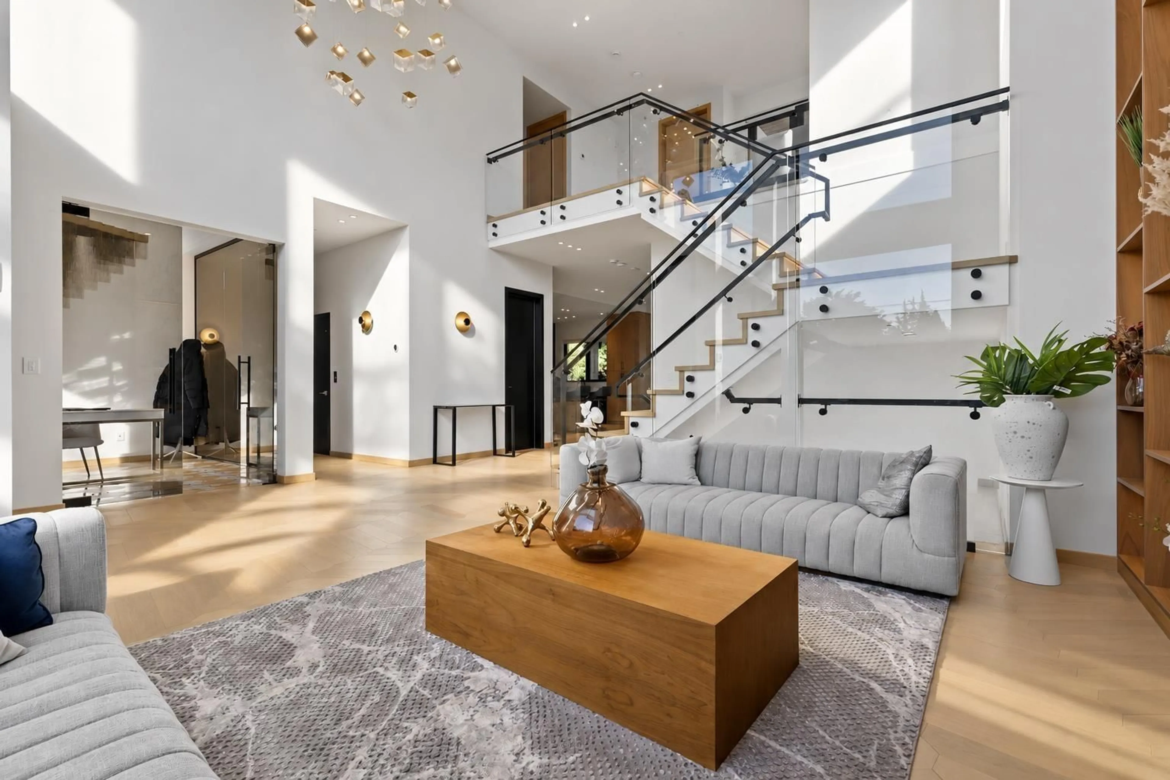 Indoor foyer for 1072 HABGOOD STREET, White Rock British Columbia V4B4W8