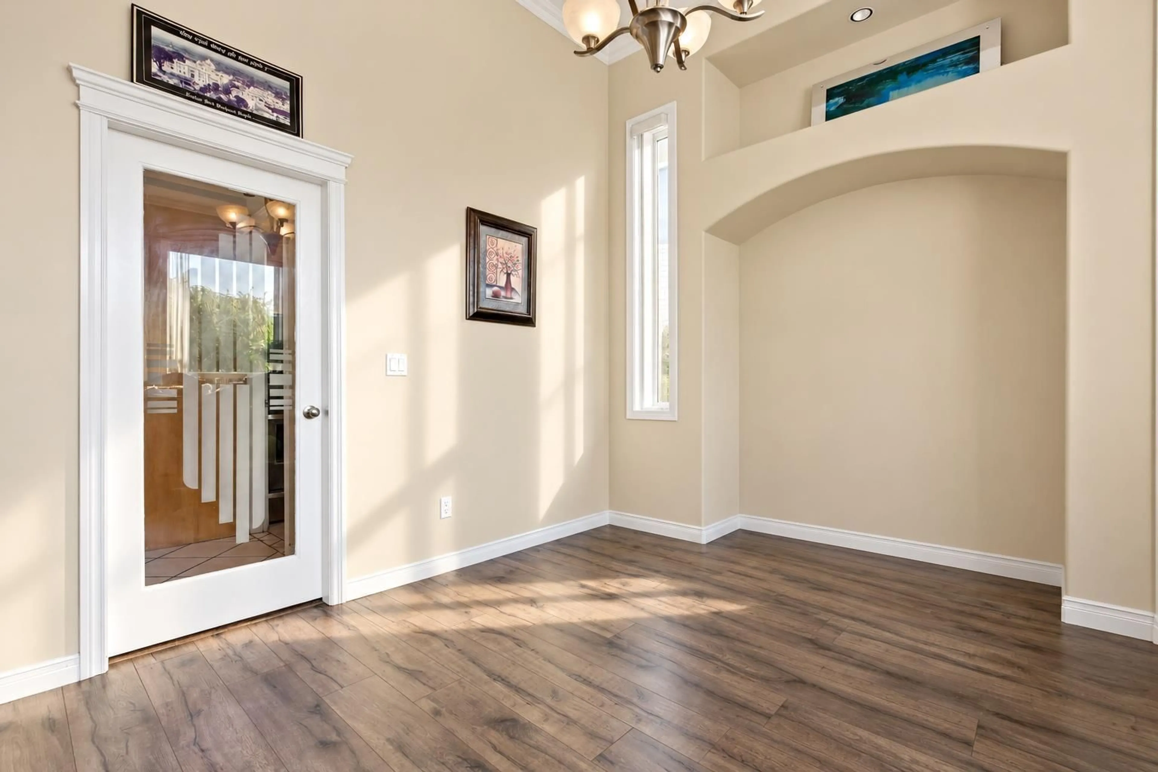 Indoor entryway for 14577 80B AVENUE, Surrey British Columbia V3S2V4