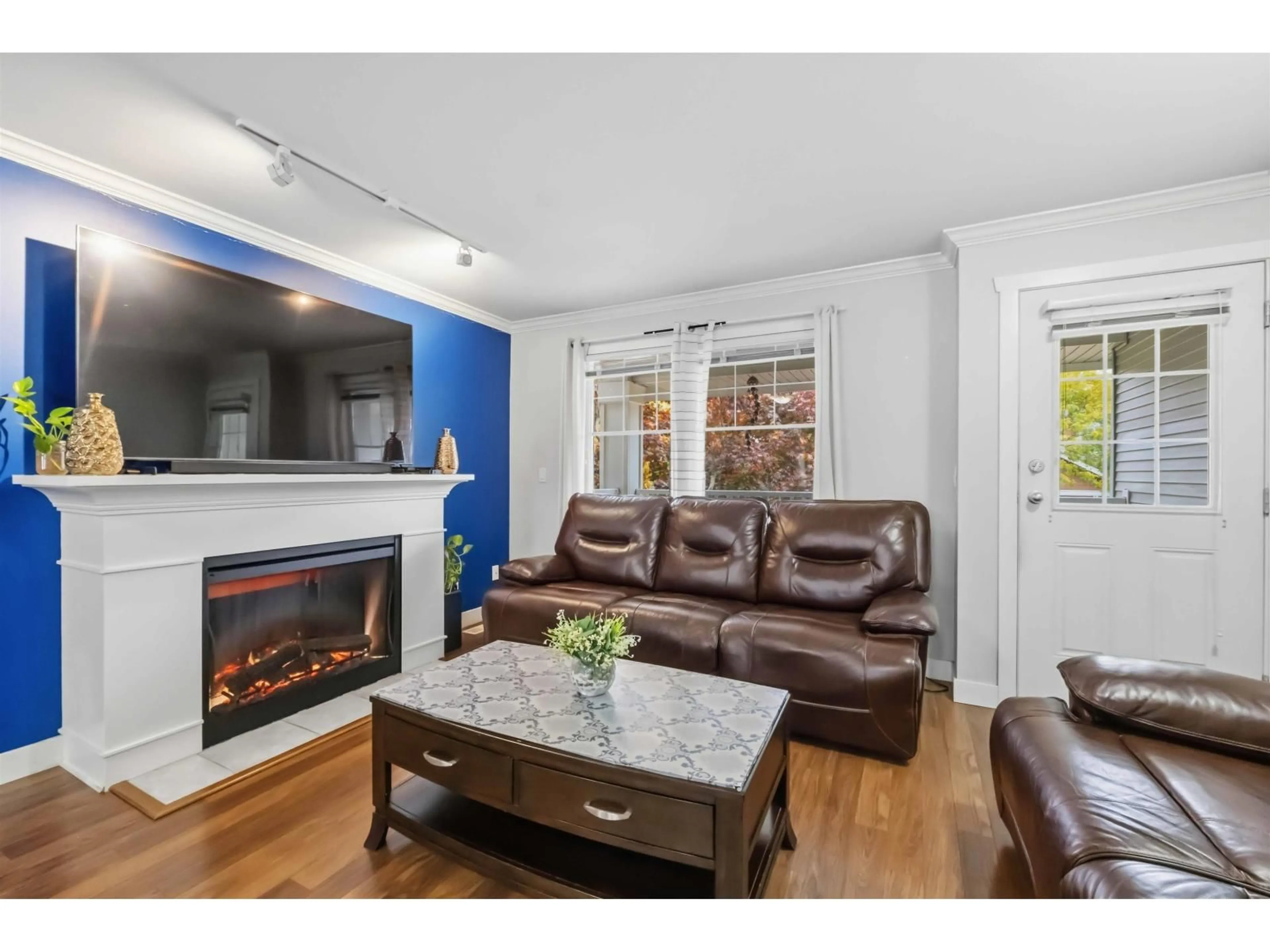 Living room with furniture, wood/laminate floor for 40 - 6568 193B STREET, Surrey British Columbia V4N5S2