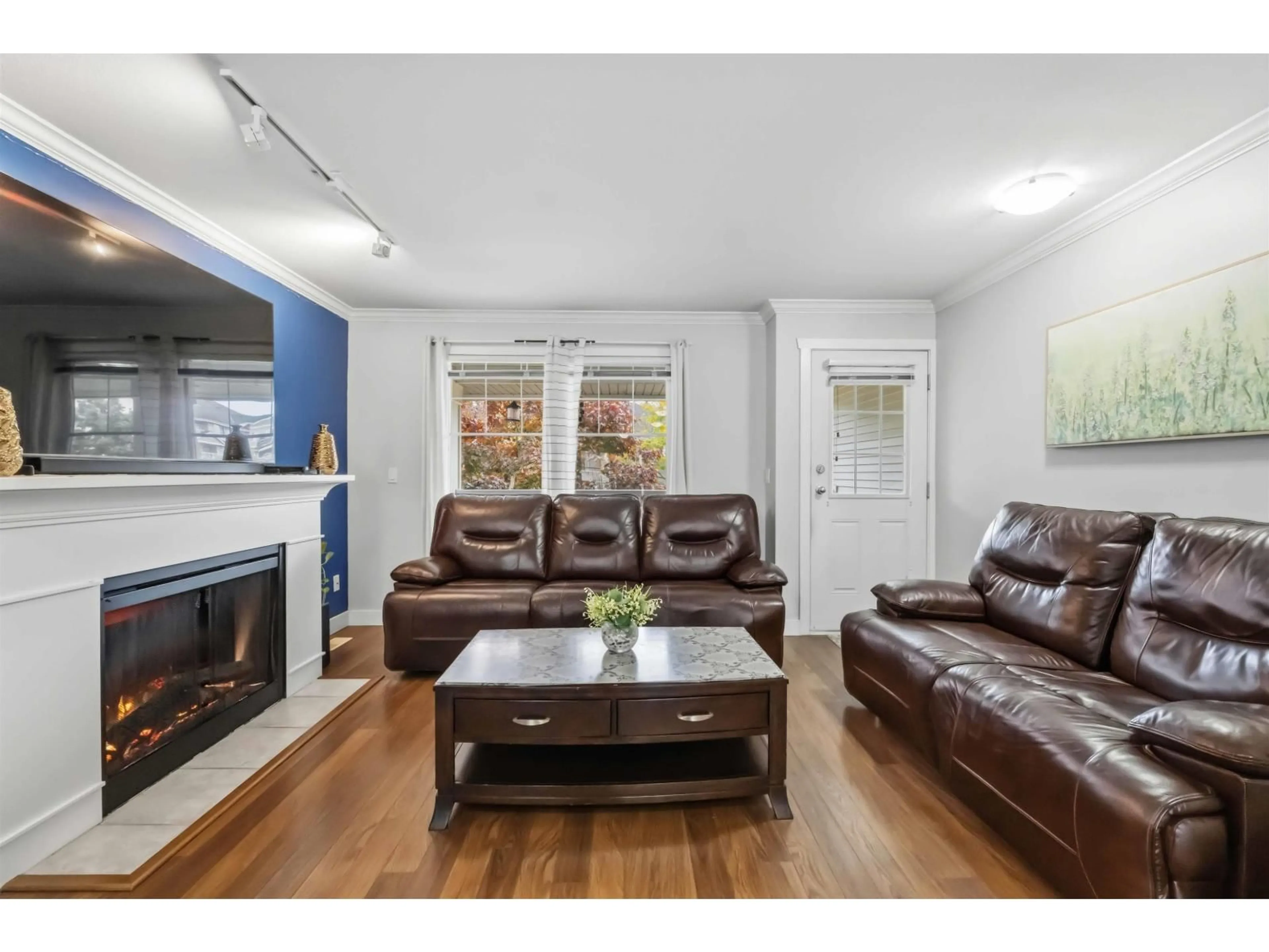 Living room with furniture, wood/laminate floor for 40 - 6568 193B STREET, Surrey British Columbia V4N5S2