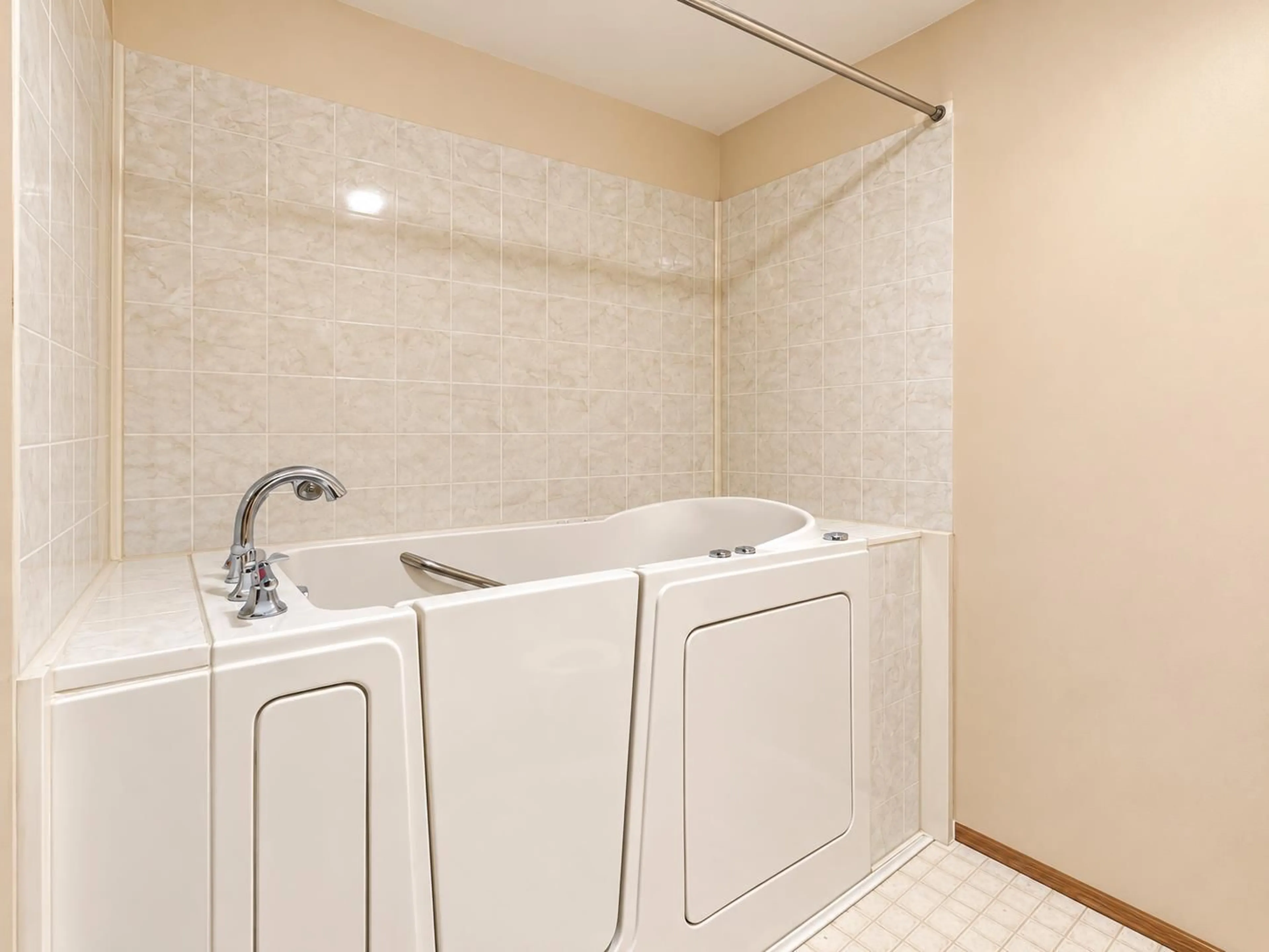 Unknown for 204 - 7156 121 STREET, Surrey British Columbia V3W0J6