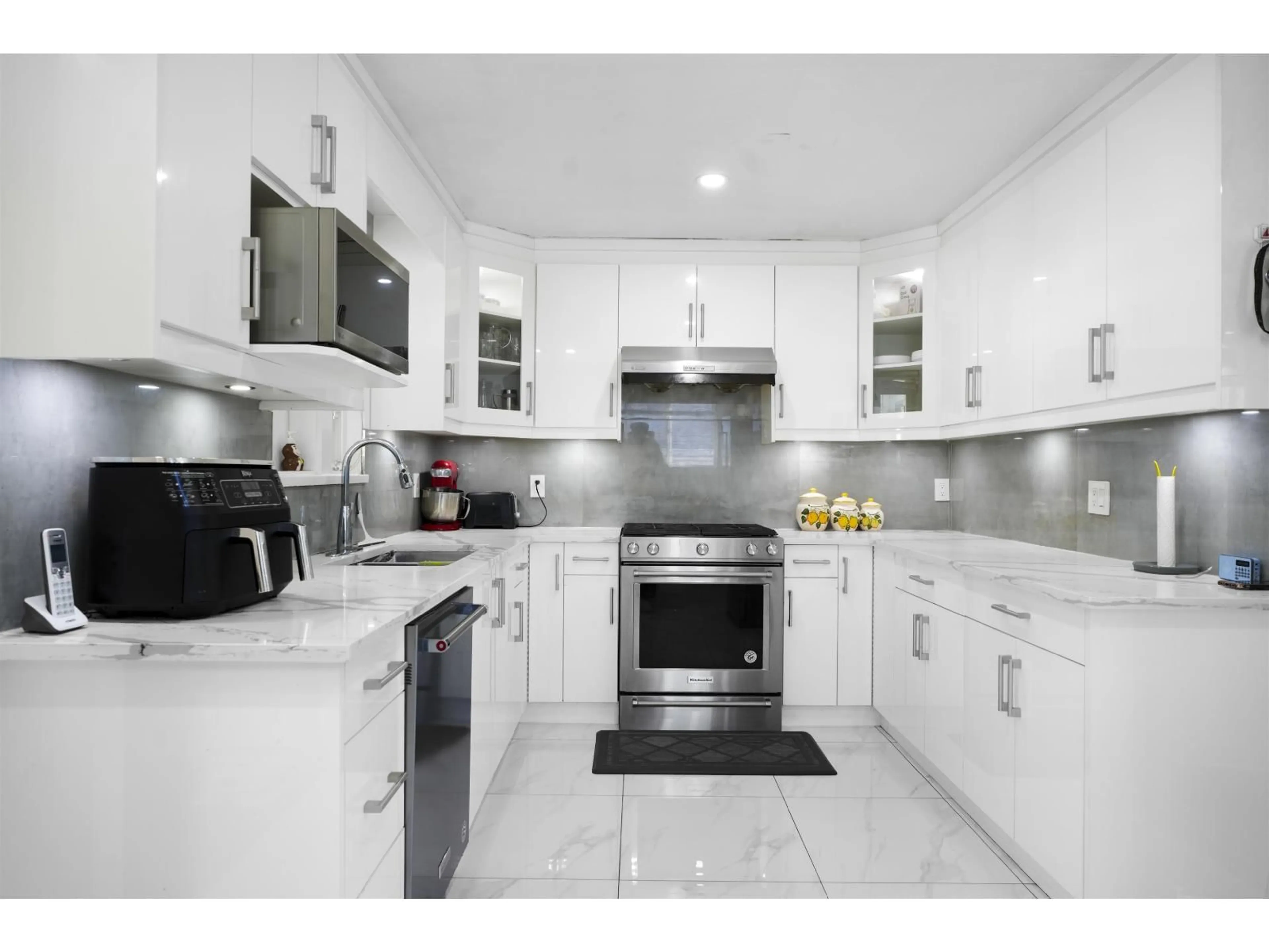 Contemporary kitchen, ceramic/tile floor for 14217 67 AVENUE, Surrey British Columbia V3W0P5
