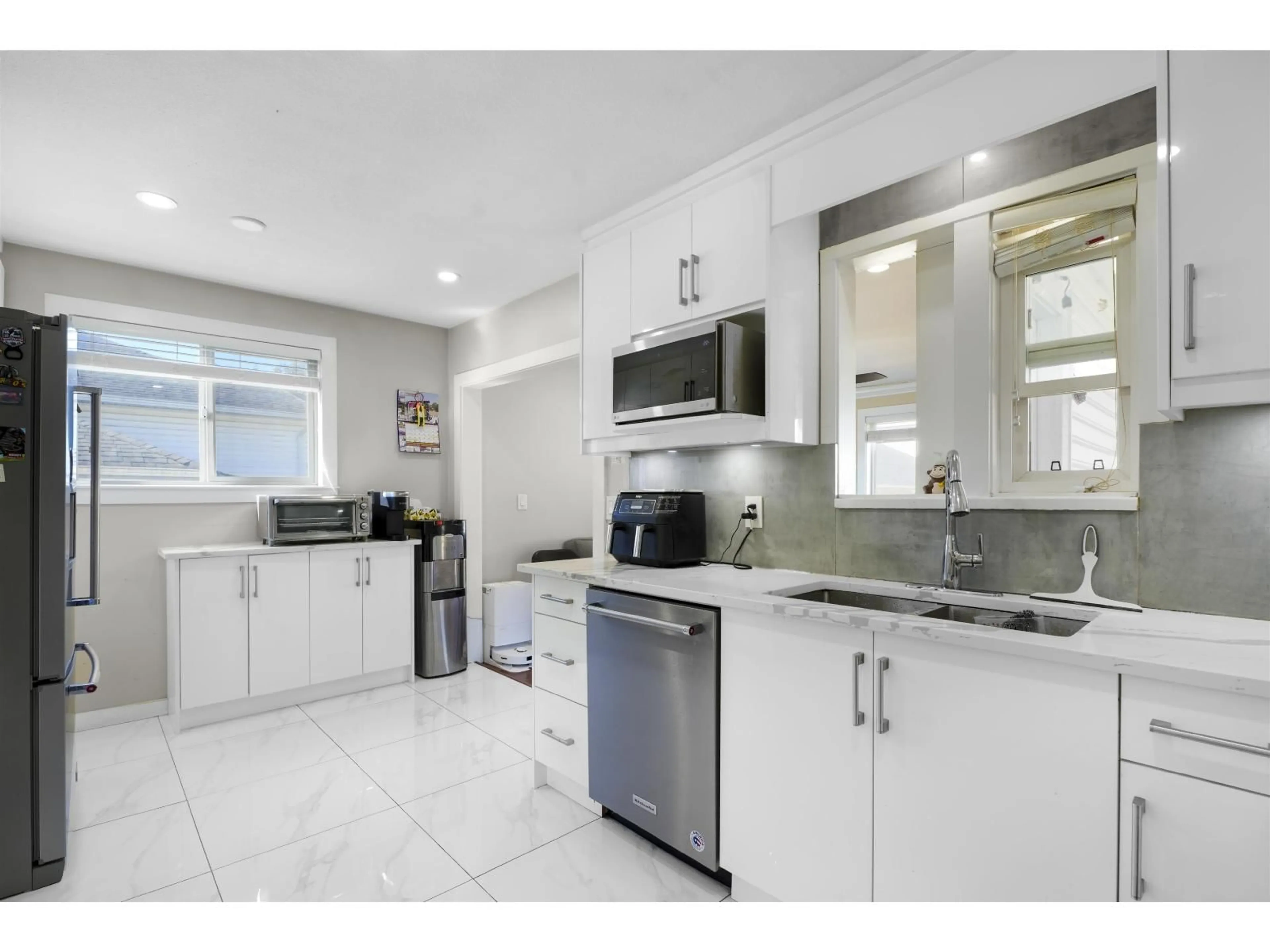 Open concept kitchen, ceramic/tile floor for 14217 67 AVENUE, Surrey British Columbia V3W0P5