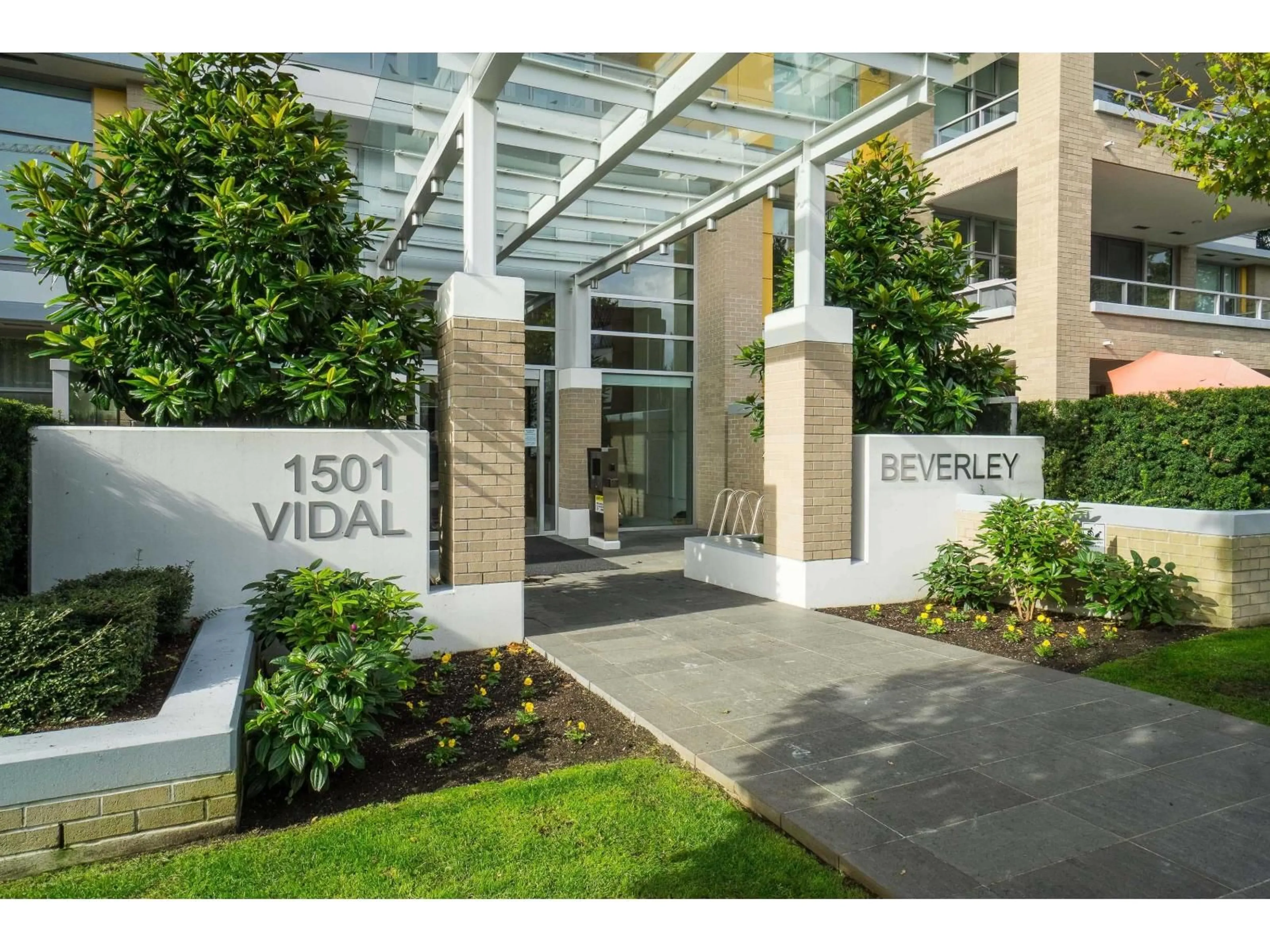 Indoor foyer for 509 - 1501 VIDAL STREET, White Rock British Columbia V4B0B5