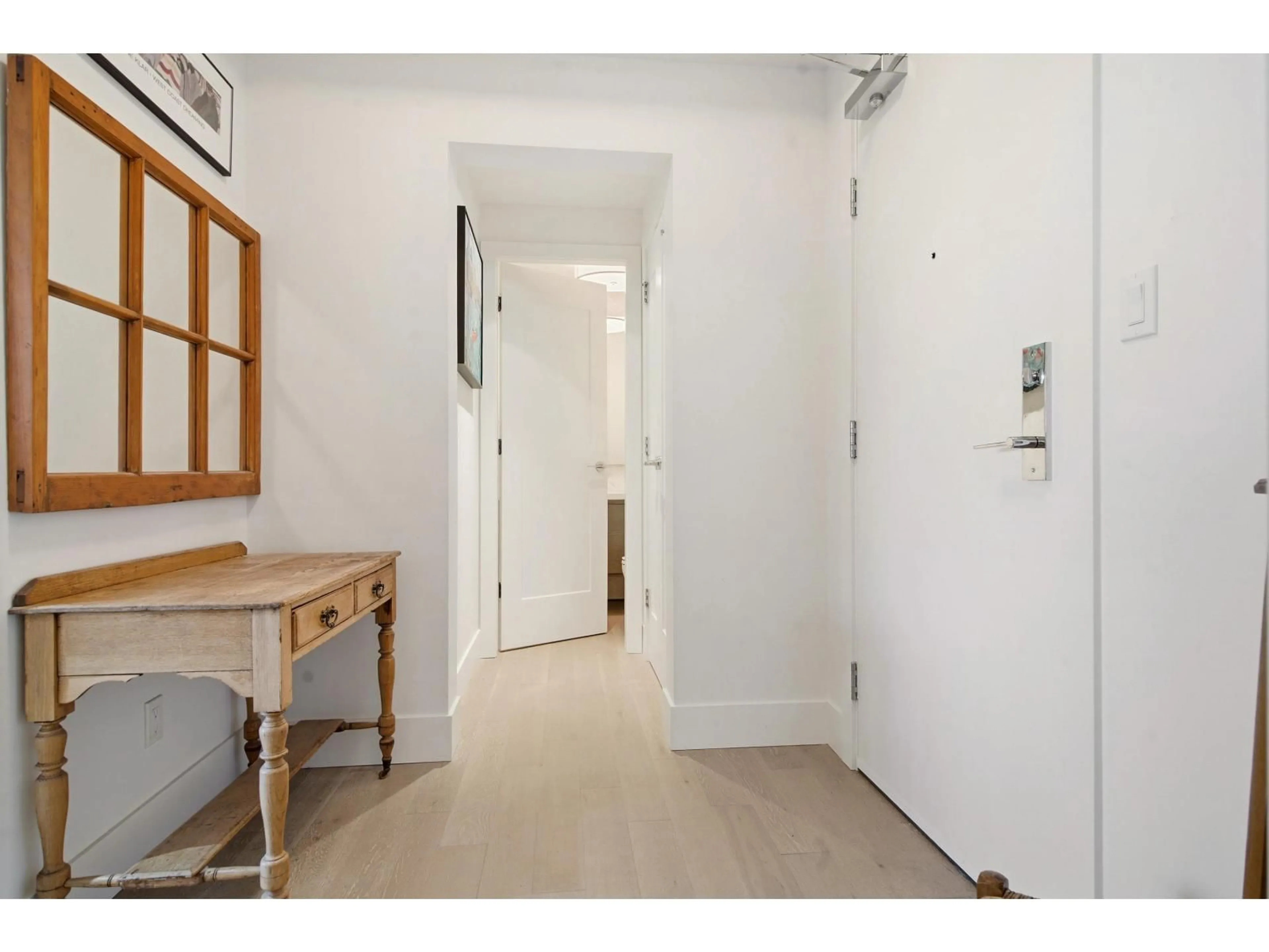 Indoor entryway for 509 - 1501 VIDAL STREET, White Rock British Columbia V4B0B5