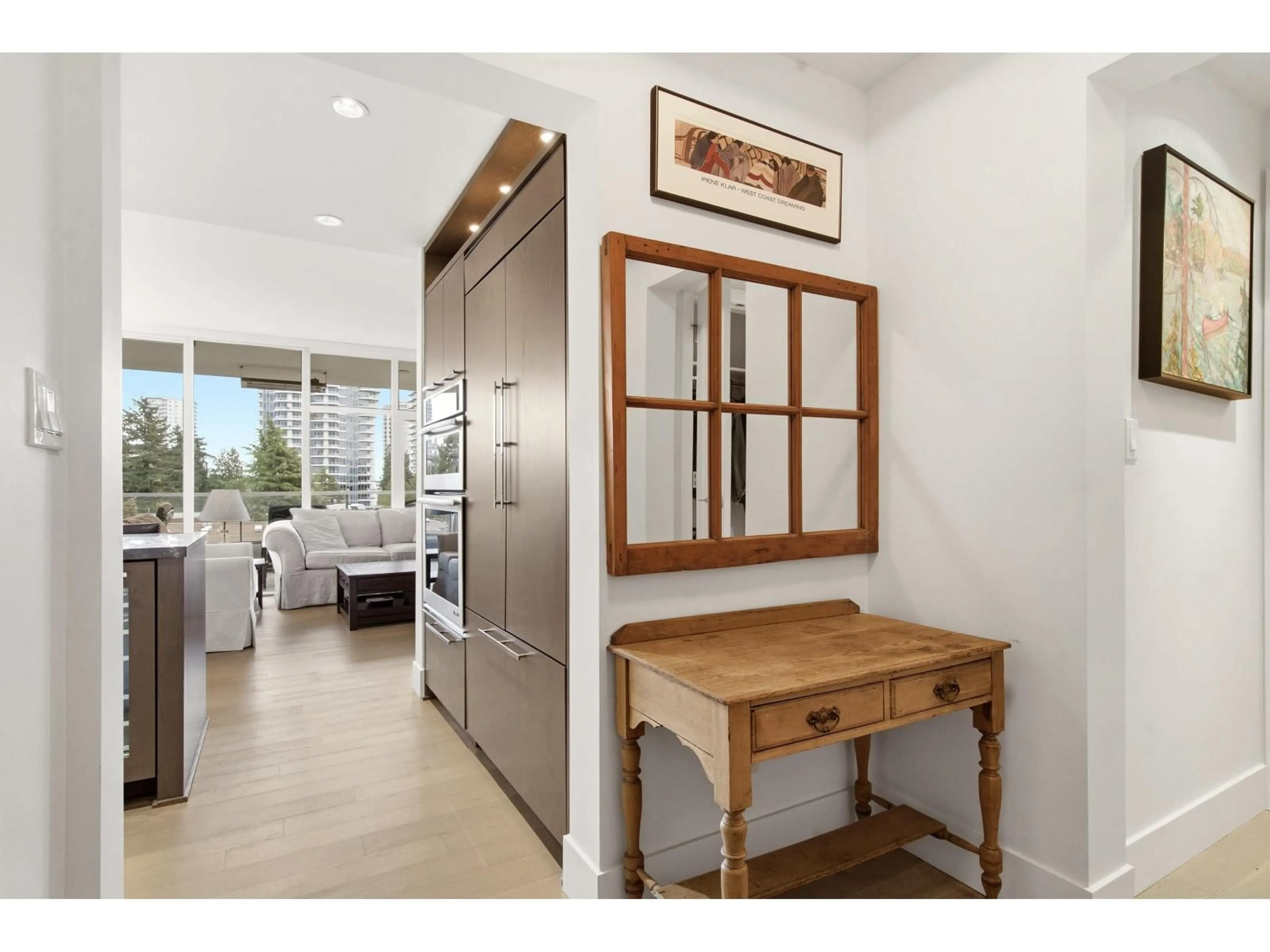 Indoor entryway for 509 - 1501 VIDAL STREET, White Rock British Columbia V4B0B5
