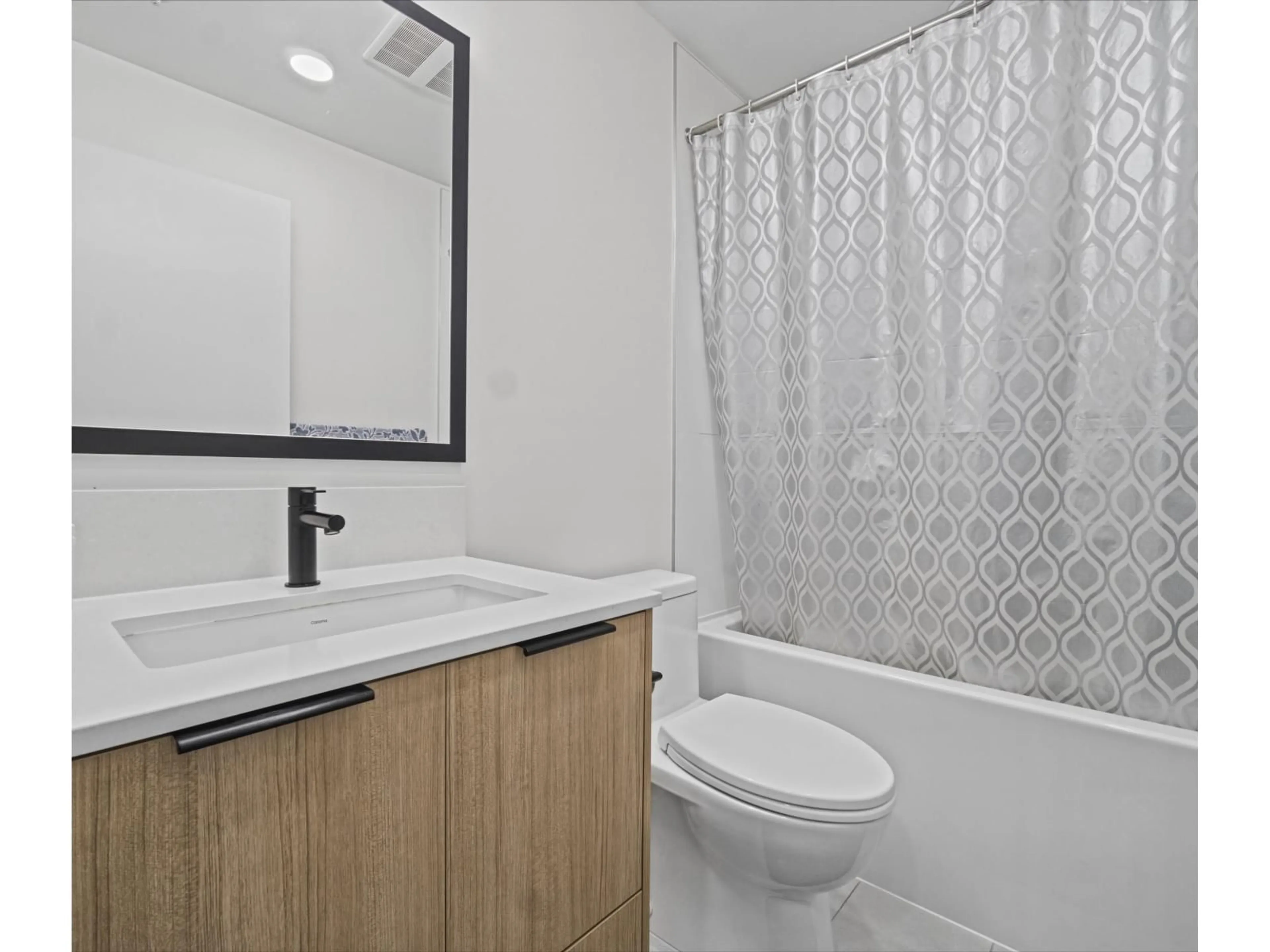 Standard bathroom, ceramic/tile floor for 107 - 13439 94A AVENUE, Surrey British Columbia V3V0G9