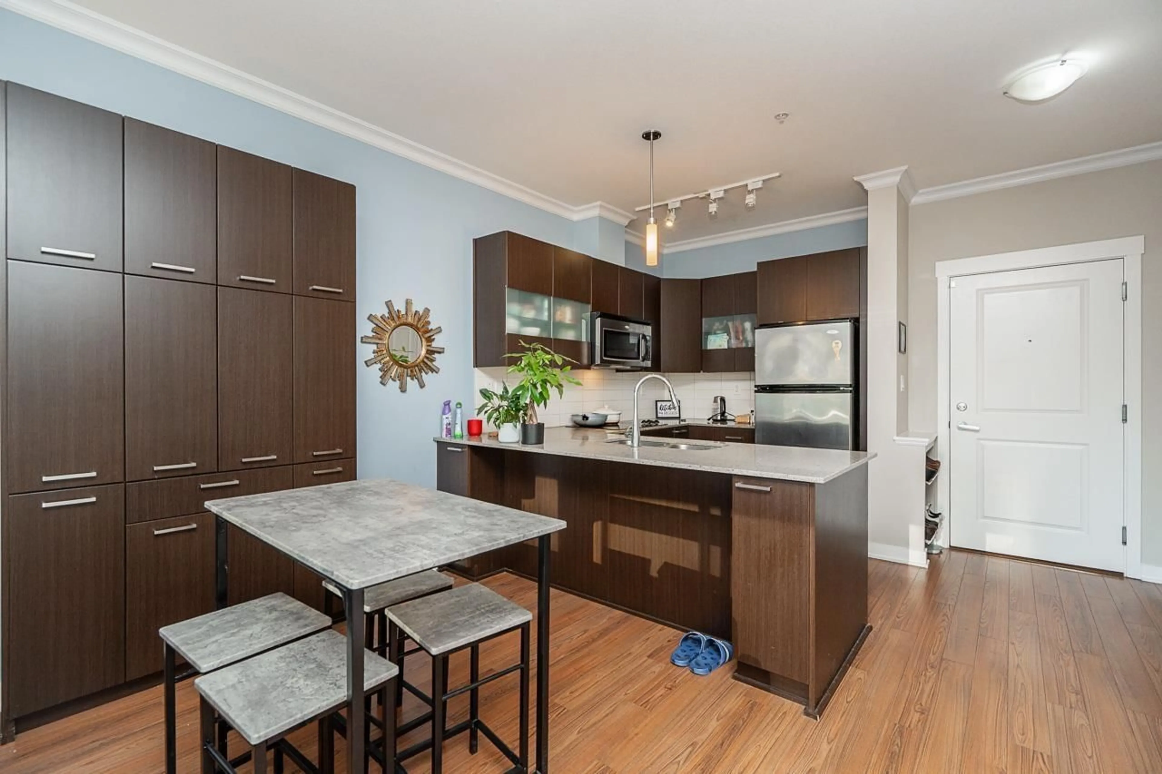 Open concept kitchen, wood/laminate floor for 439 - 13321 102A AVENUE, Surrey British Columbia V3T1P6