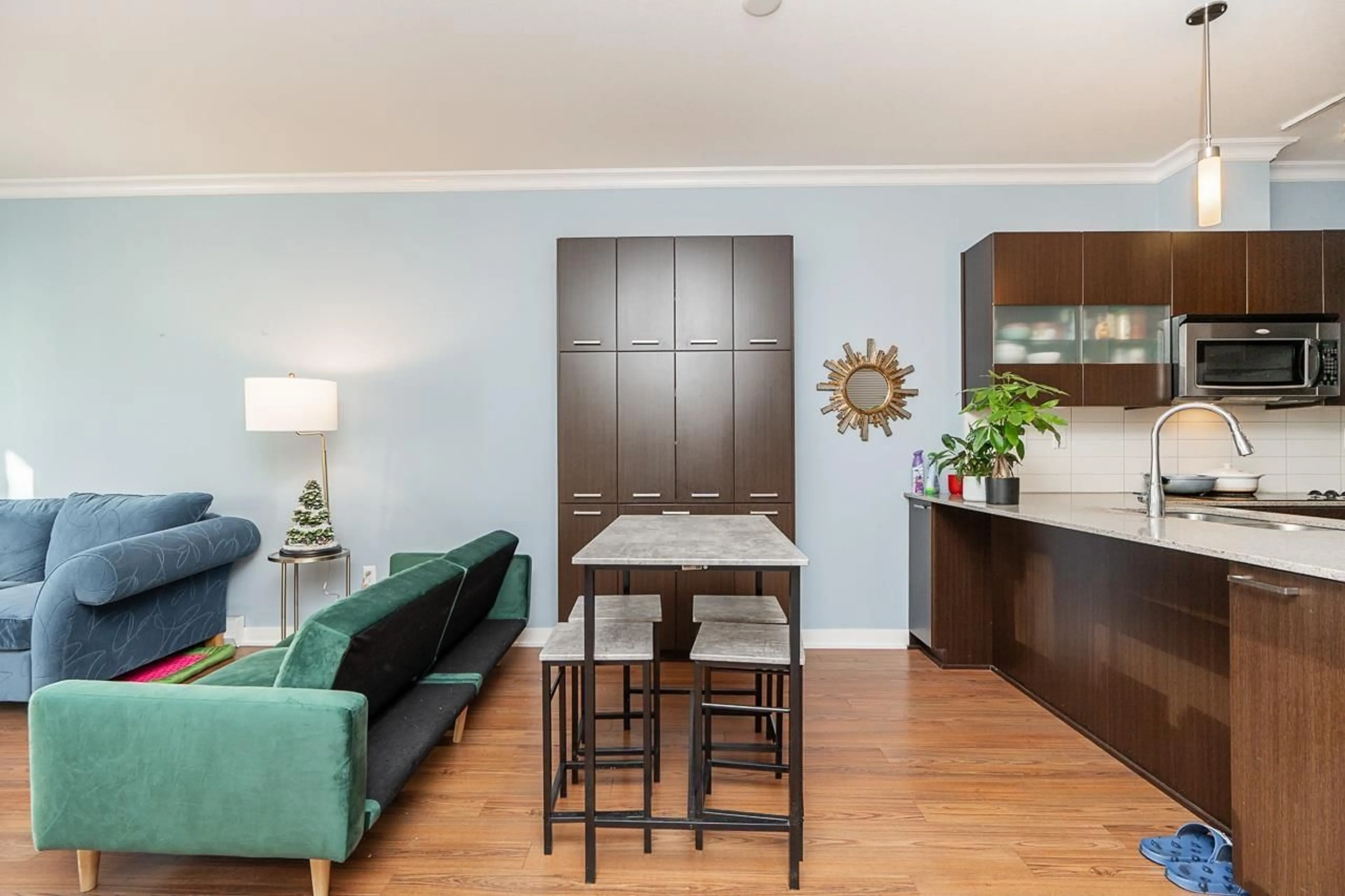 Living room with furniture, wood/laminate floor for 439 - 13321 102A AVENUE, Surrey British Columbia V3T1P6