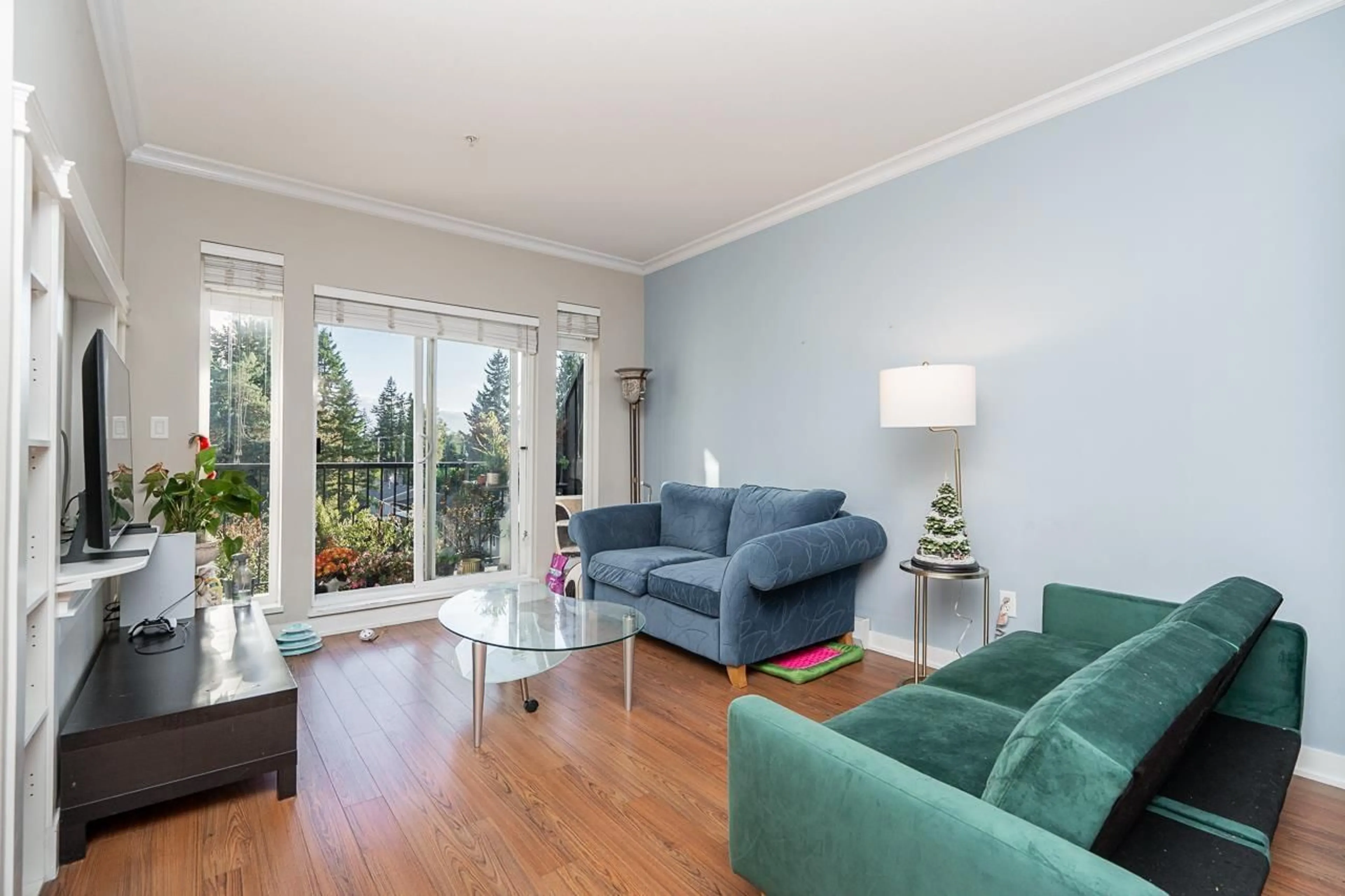 Living room with furniture, wood/laminate floor for 439 - 13321 102A AVENUE, Surrey British Columbia V3T1P6