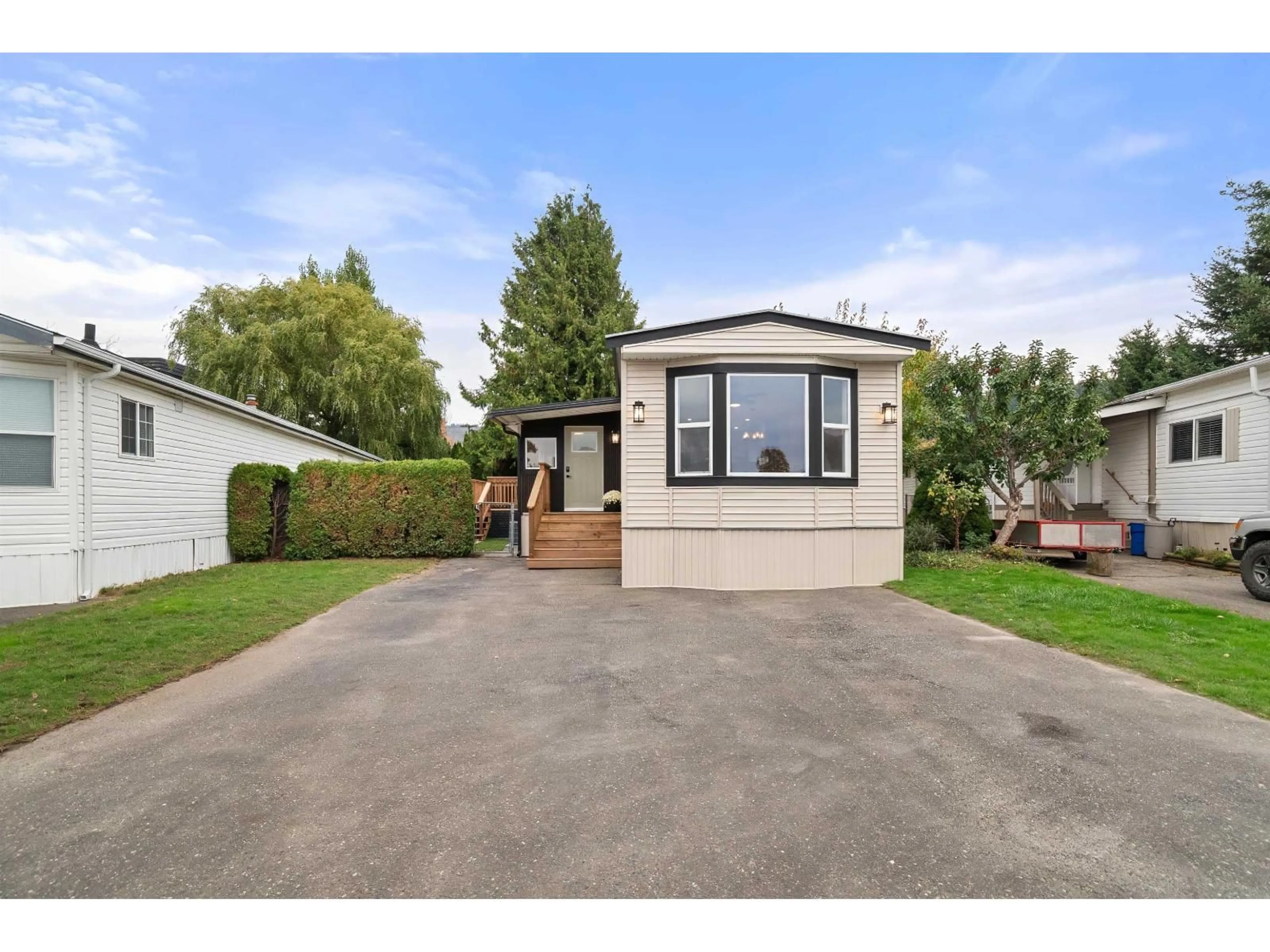 A pic from outside/outdoor area/front of a property/back of a property/a pic from drone, street for 44 - 45640 WATSON ROAD, Chilliwack British Columbia V2R3P8