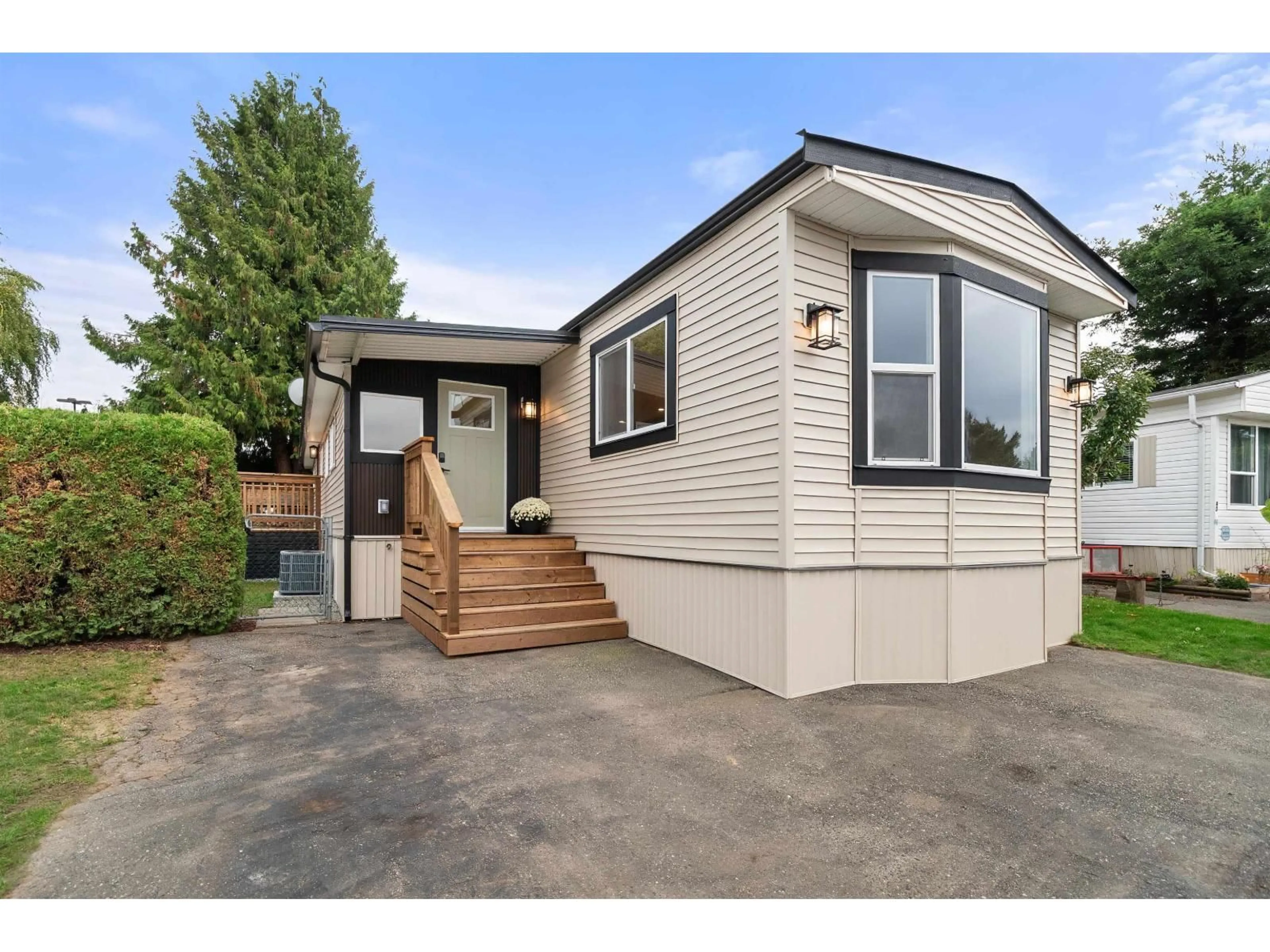 Home with vinyl exterior material, street for 44 - 45640 WATSON ROAD, Chilliwack British Columbia V2R3P8