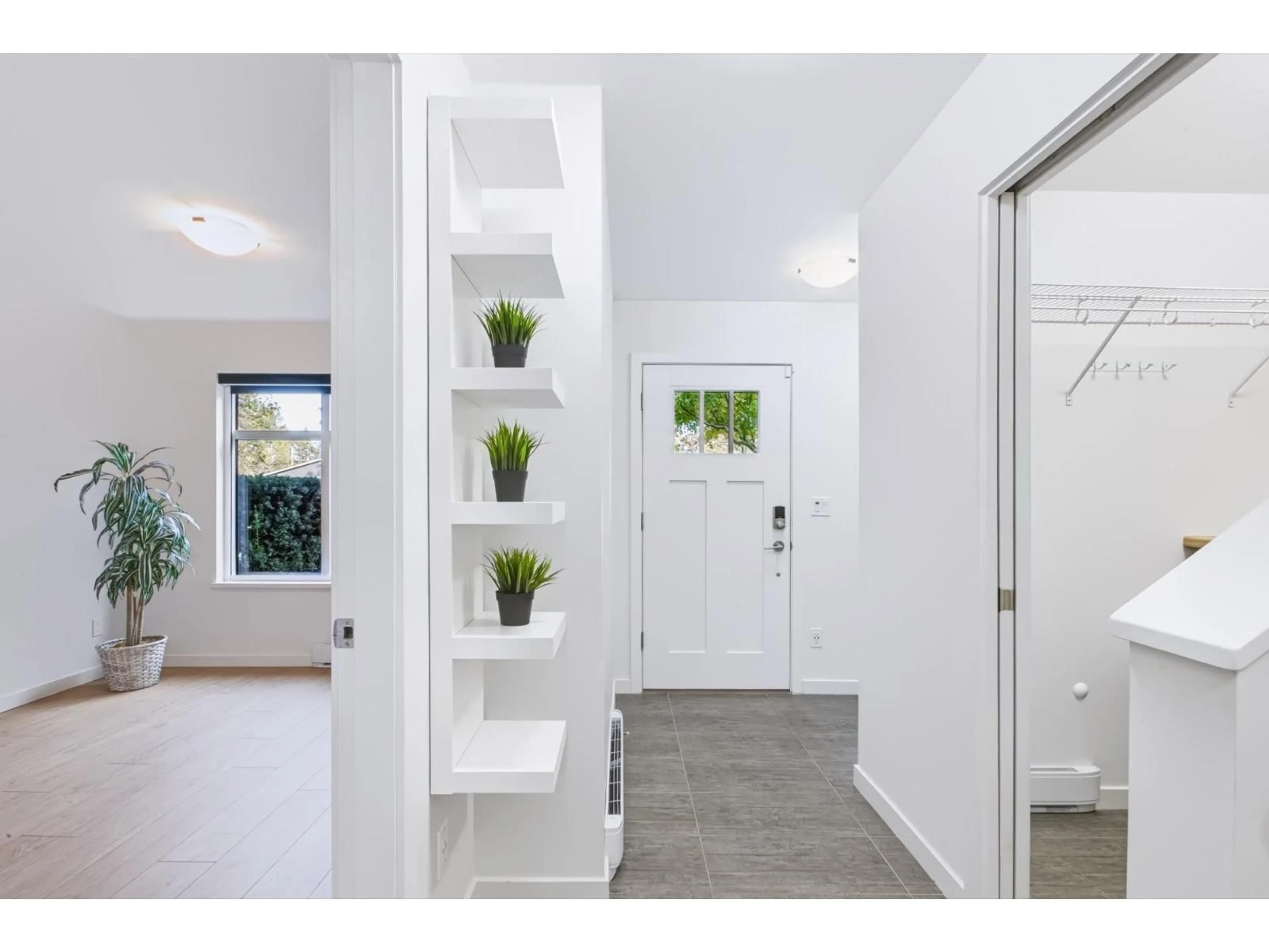 Indoor entryway for 401 - 18505 LAURENSEN PLACE, Surrey British Columbia V4N6R7
