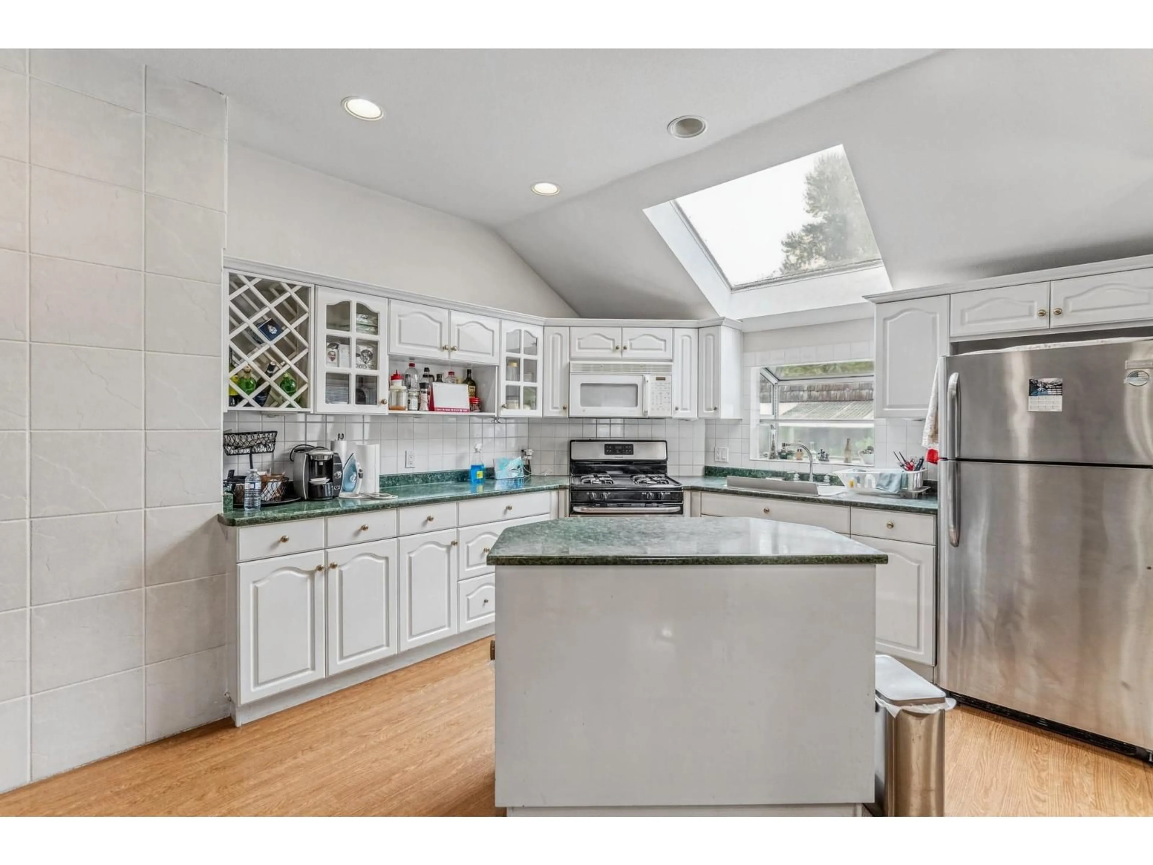 Open concept kitchen, ceramic/tile floor for 37191 LOUGHEED HIGHWAY, Mission British Columbia V0H1H0