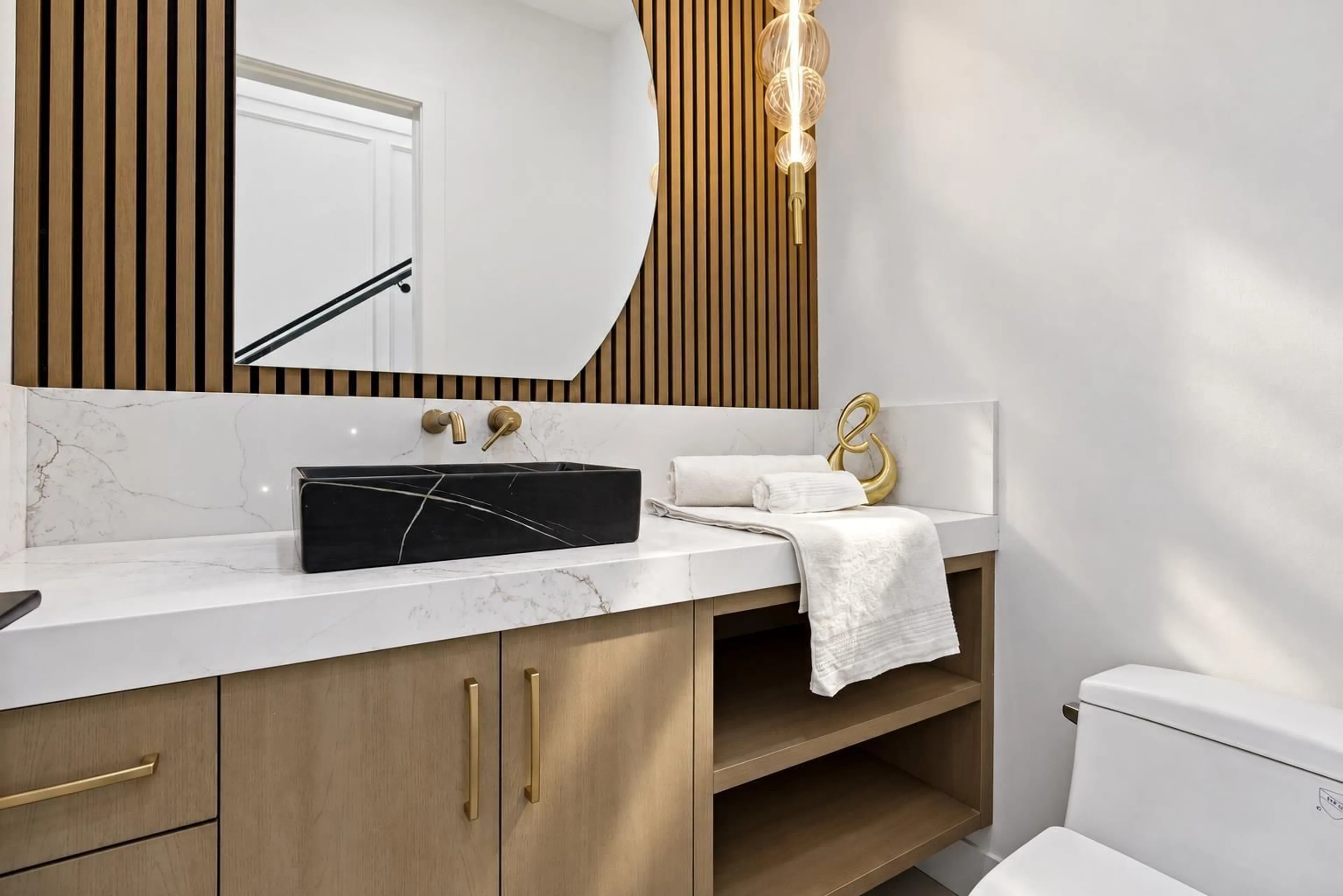Contemporary bathroom, ceramic/tile floor for 13919 64A AVENUE, Surrey British Columbia V3W1Y7