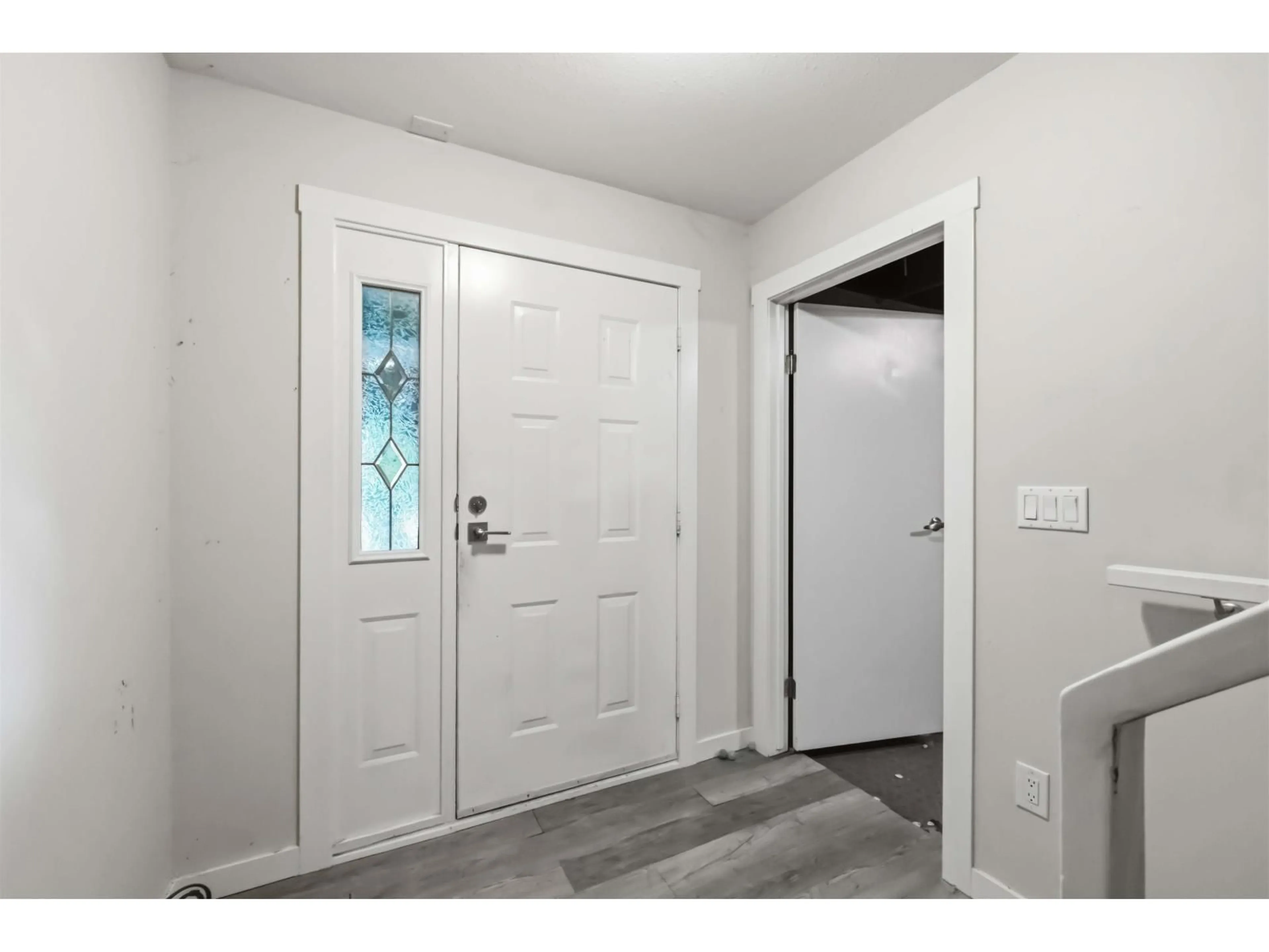 Indoor entryway for 3743 NANAIMO CRESCENT, Abbotsford British Columbia V2T4Z7