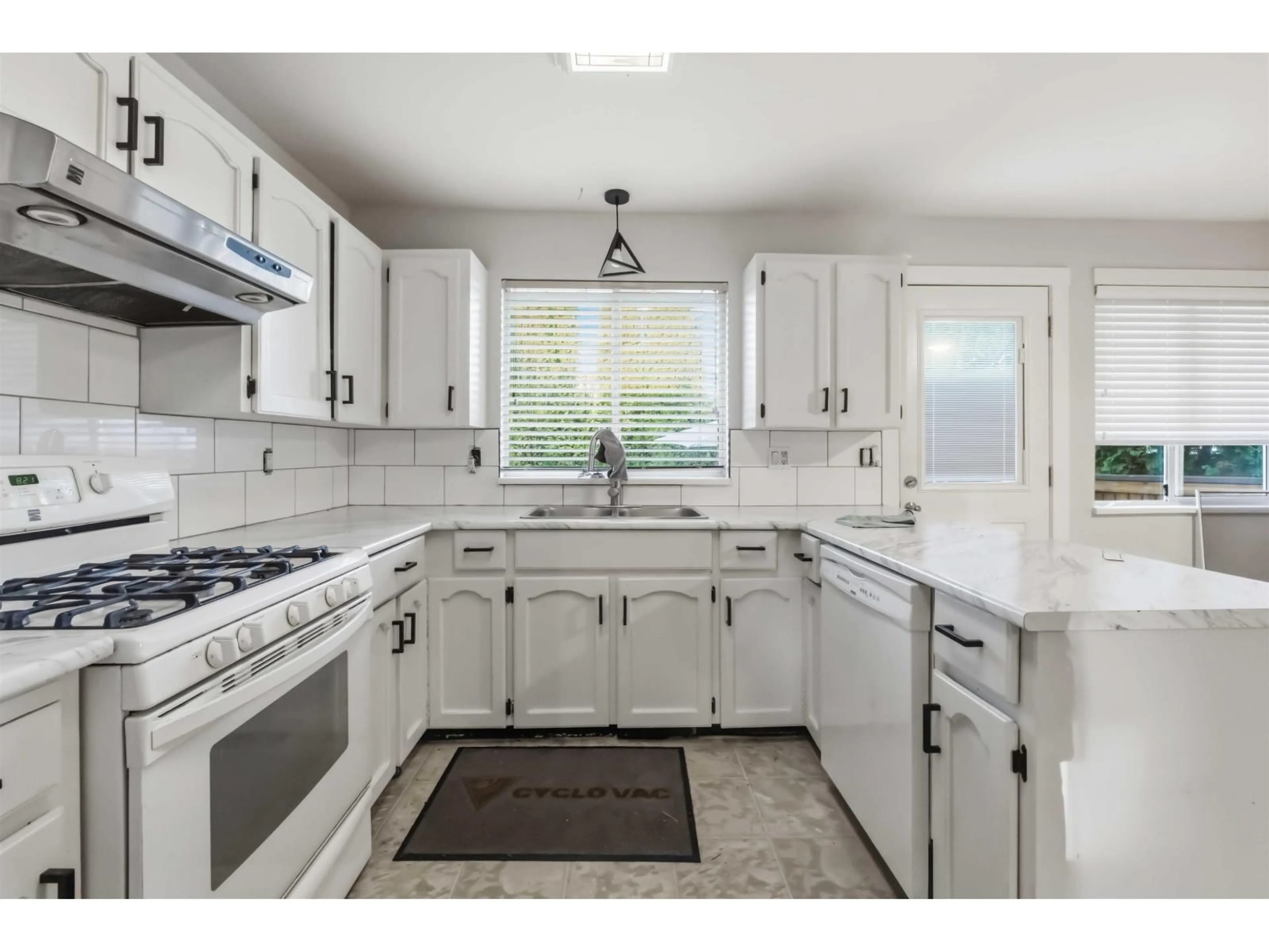 Standard kitchen, ceramic/tile floor for 3743 NANAIMO CRESCENT, Abbotsford British Columbia V2T4Z7
