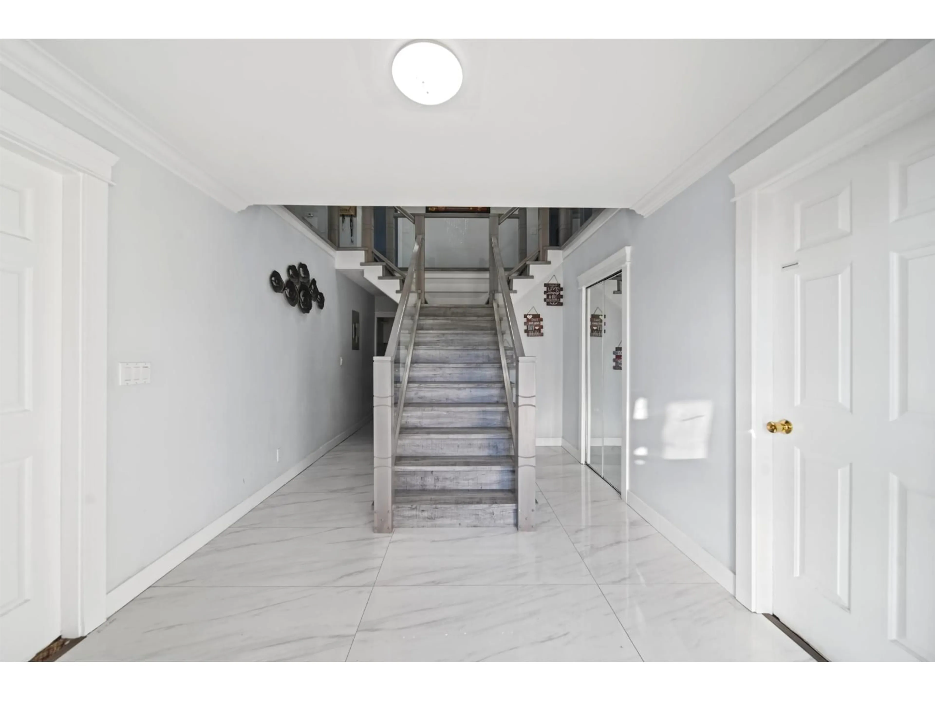 Indoor foyer for 12247 64 AVENUE, Surrey British Columbia V3W1W6