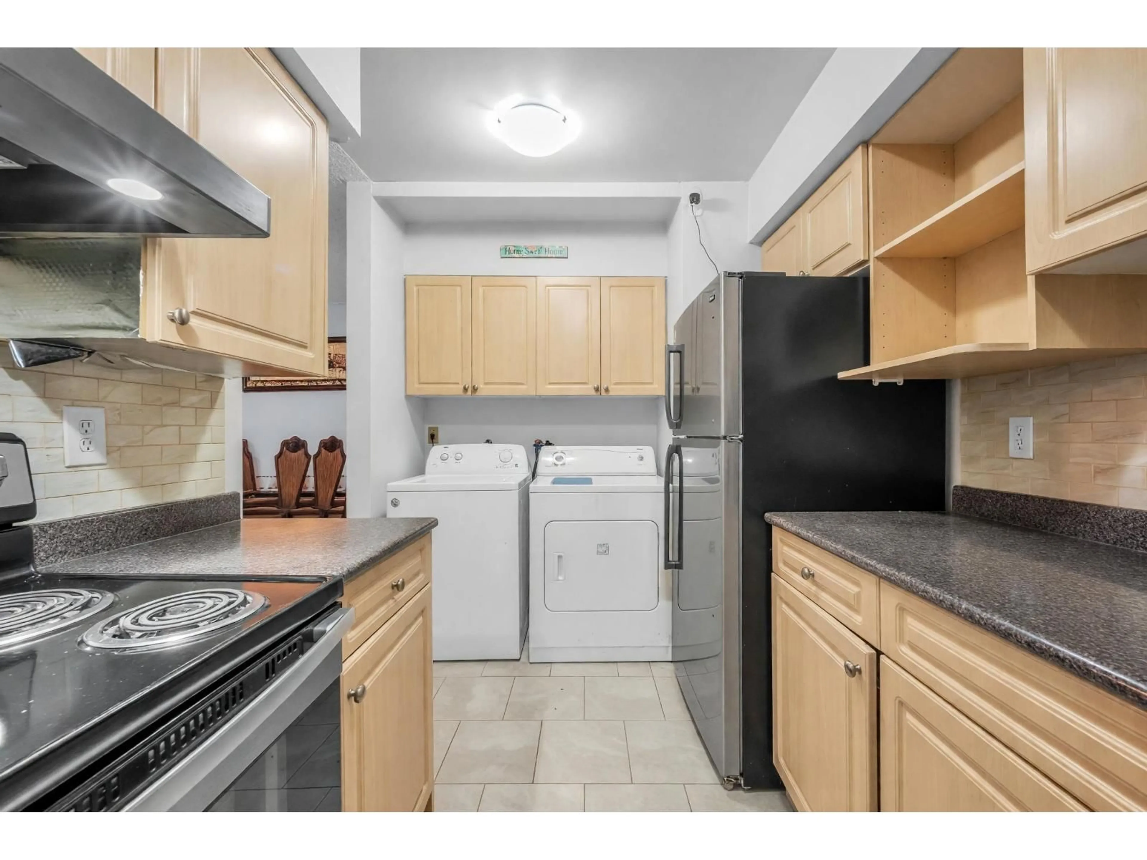 Standard kitchen, unknown for 14846 - HOLLY PARK LANE, Surrey British Columbia V3R6Y2