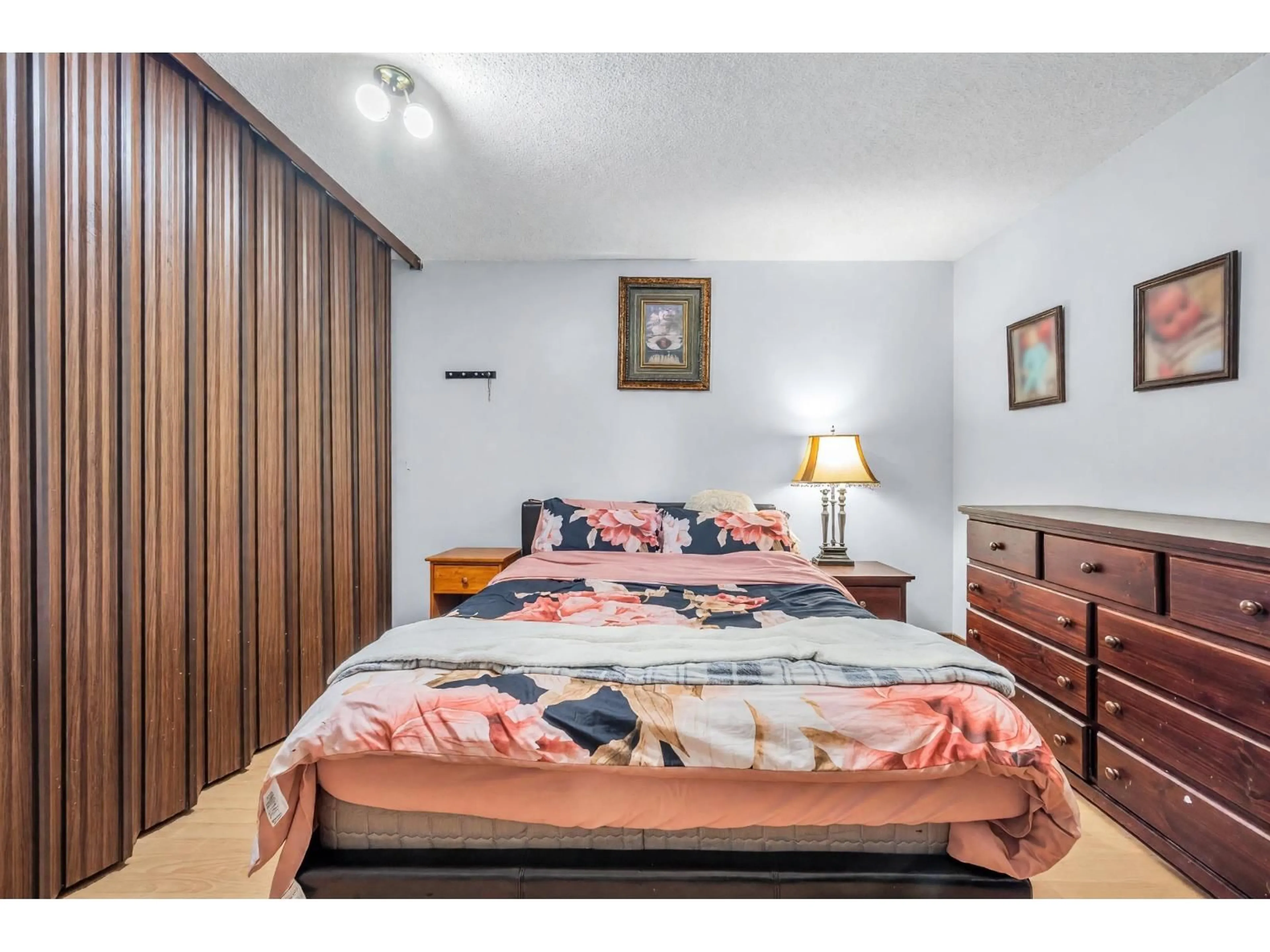 Bedroom with bed, wood/laminate floor for 14846 - HOLLY PARK LANE, Surrey British Columbia V3R6Y2