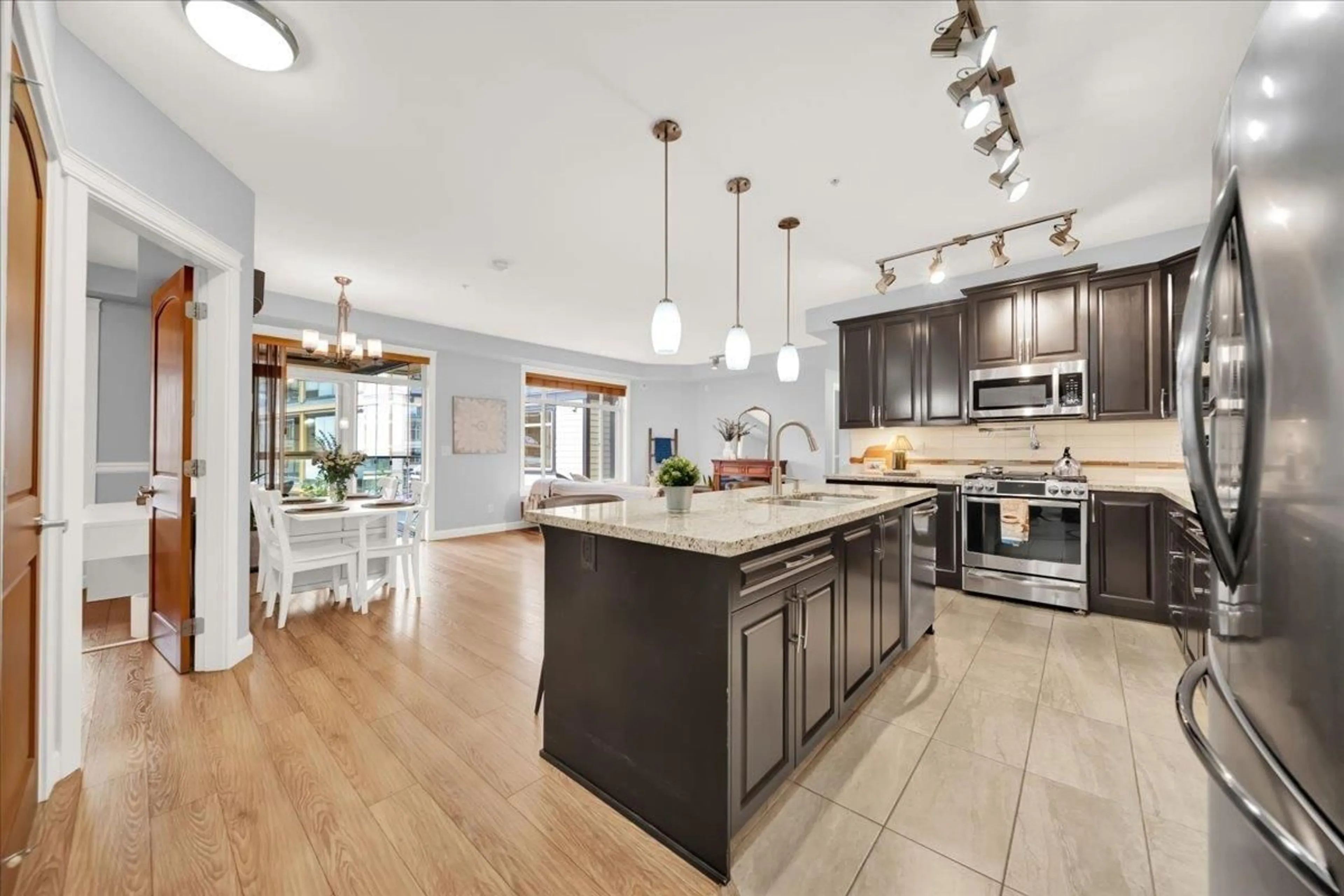 Open concept kitchen, ceramic/tile floor for 501 - 32445 SIMON AVENUE, Abbotsford British Columbia V2T0G7