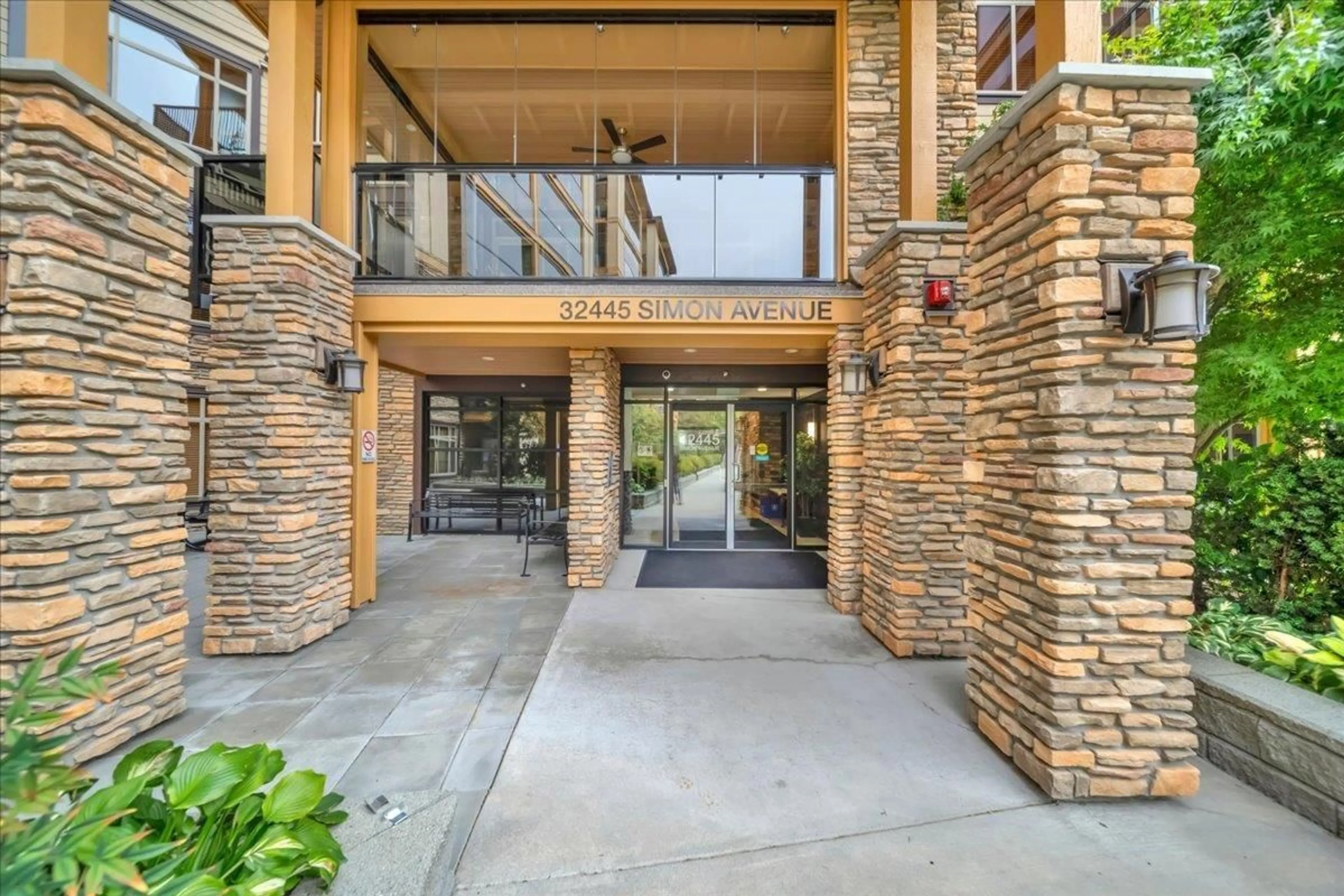 Indoor foyer for 501 - 32445 SIMON AVENUE, Abbotsford British Columbia V2T0G7