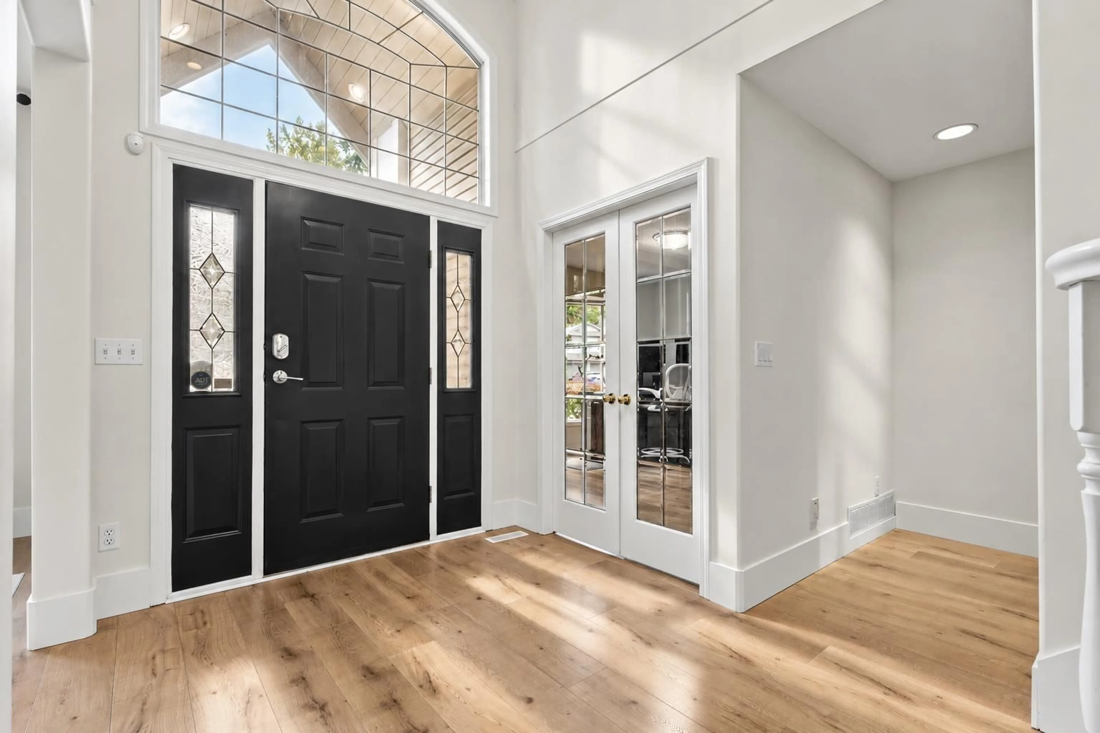 Indoor entryway for 13739 58 AVENUE, Surrey British Columbia V3X3J1