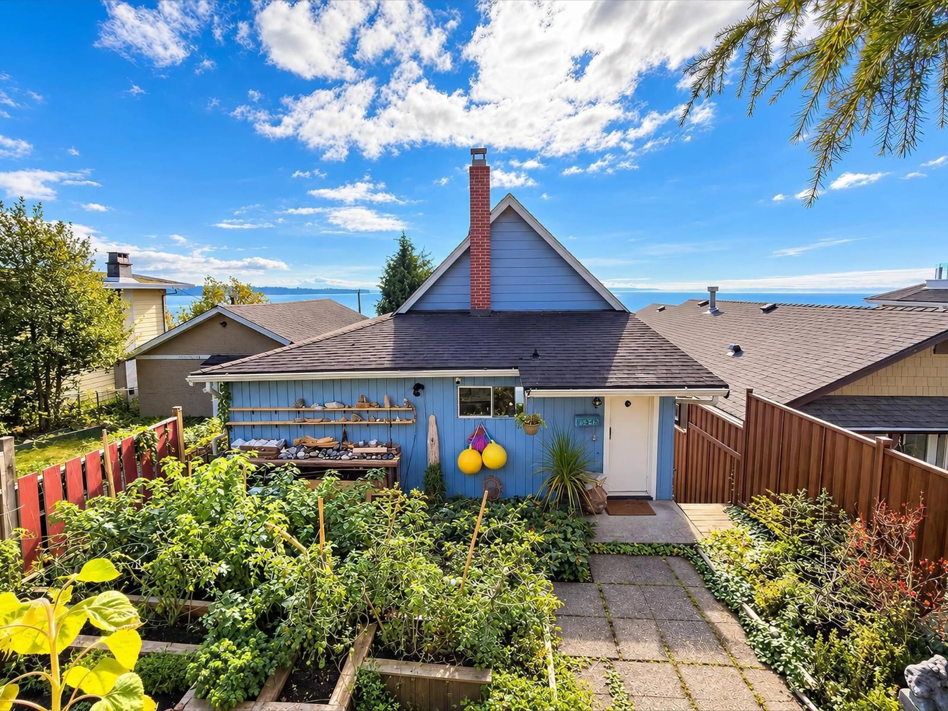 A pic from outside/outdoor area/front of a property/back of a property/a pic from drone, street for 15249 VICTORIA AVENUE, White Rock British Columbia V4B1G7
