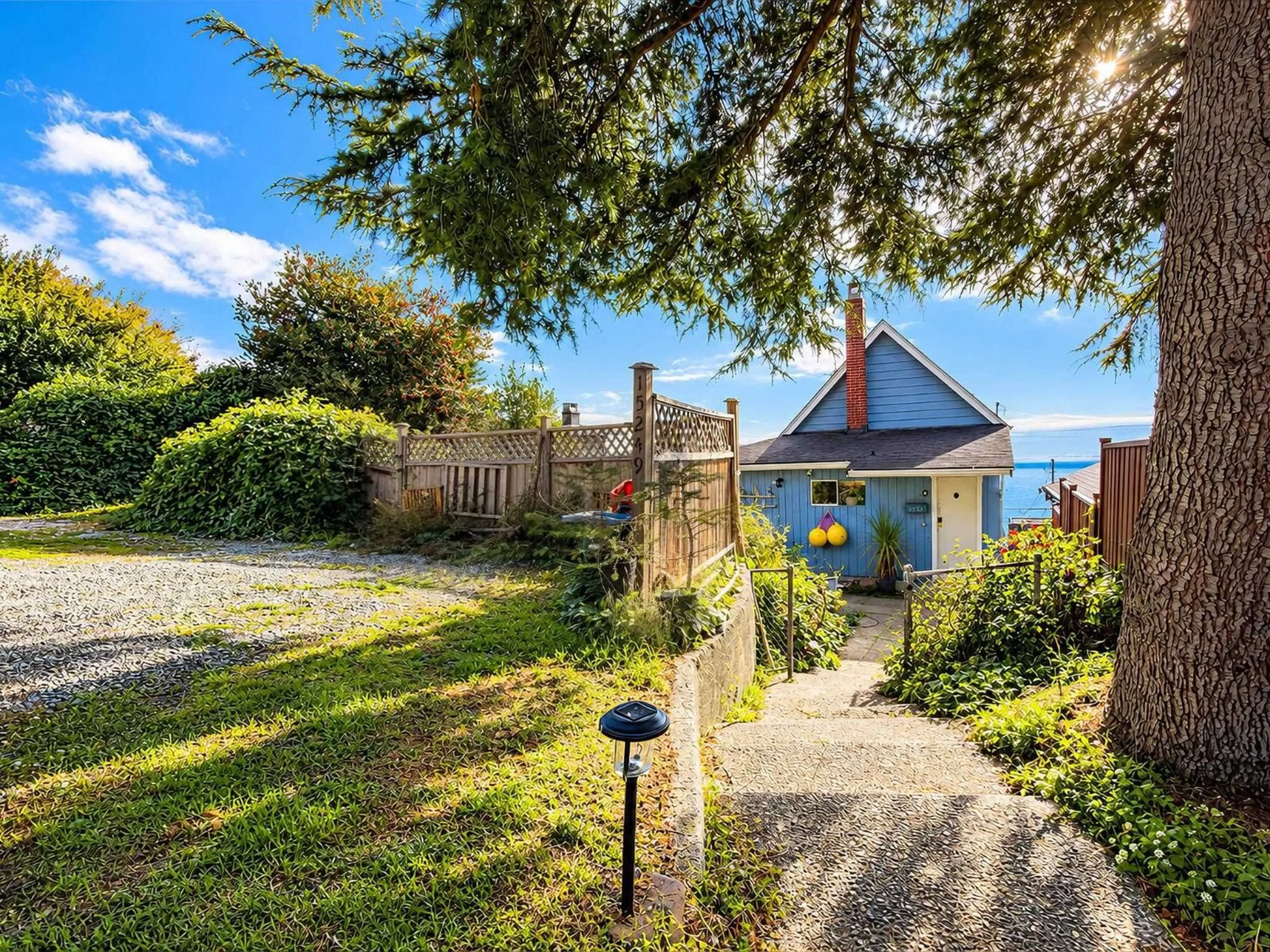 A pic from outside/outdoor area/front of a property/back of a property/a pic from drone, street for 15249 VICTORIA AVENUE, White Rock British Columbia V4B1G7