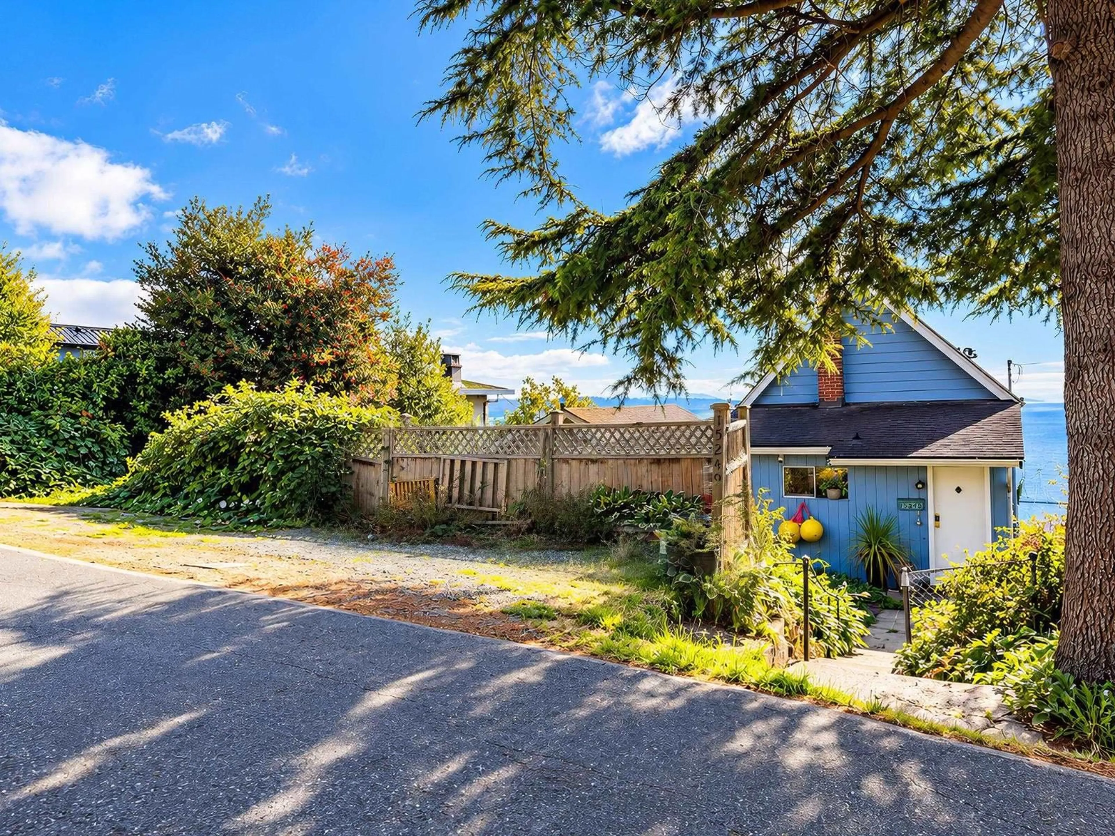 A pic from outside/outdoor area/front of a property/back of a property/a pic from drone, street for 15249 VICTORIA AVENUE, White Rock British Columbia V4B1G7