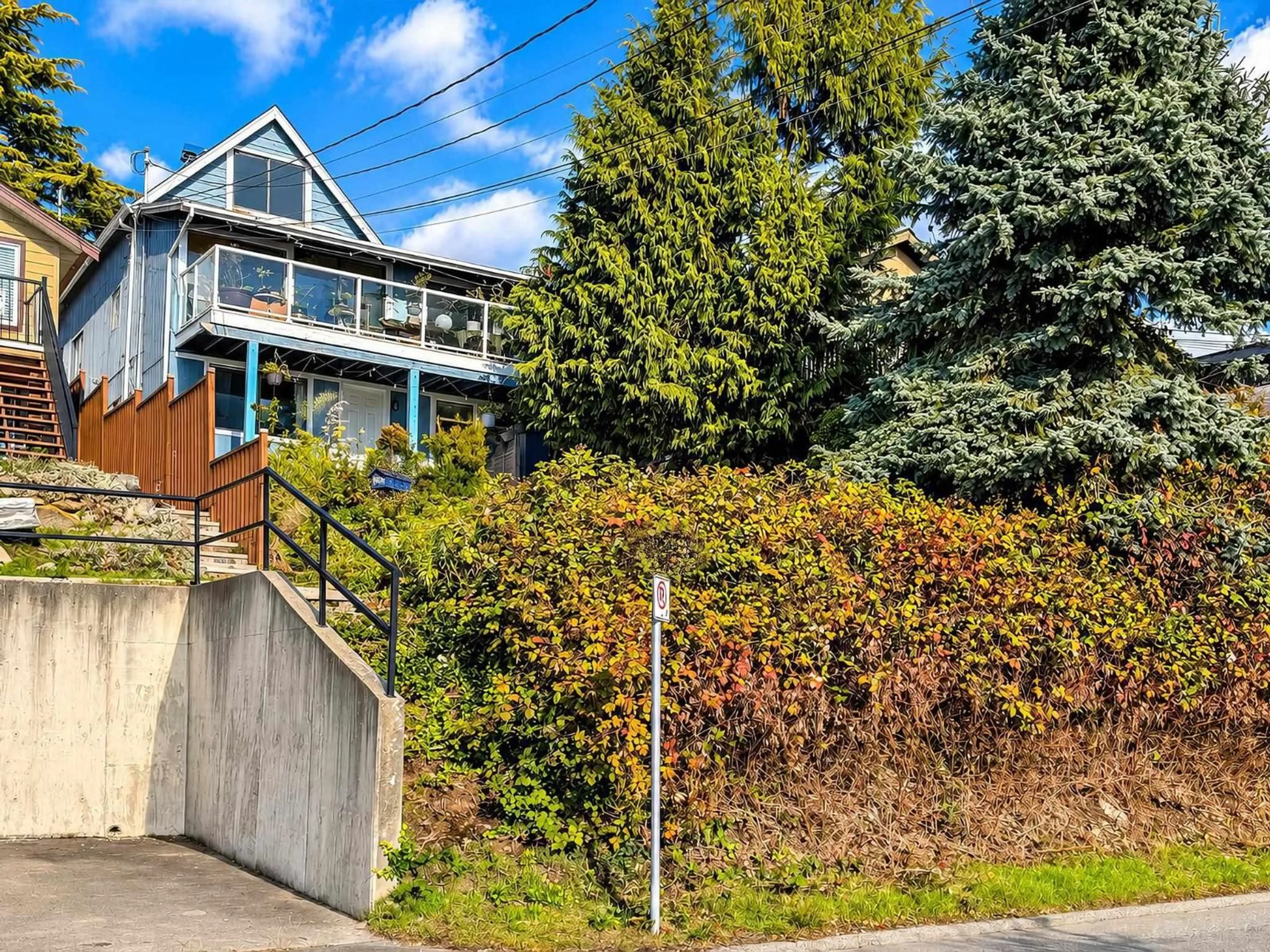 A pic from outside/outdoor area/front of a property/back of a property/a pic from drone, street for 15249 VICTORIA AVENUE, White Rock British Columbia V4B1G7