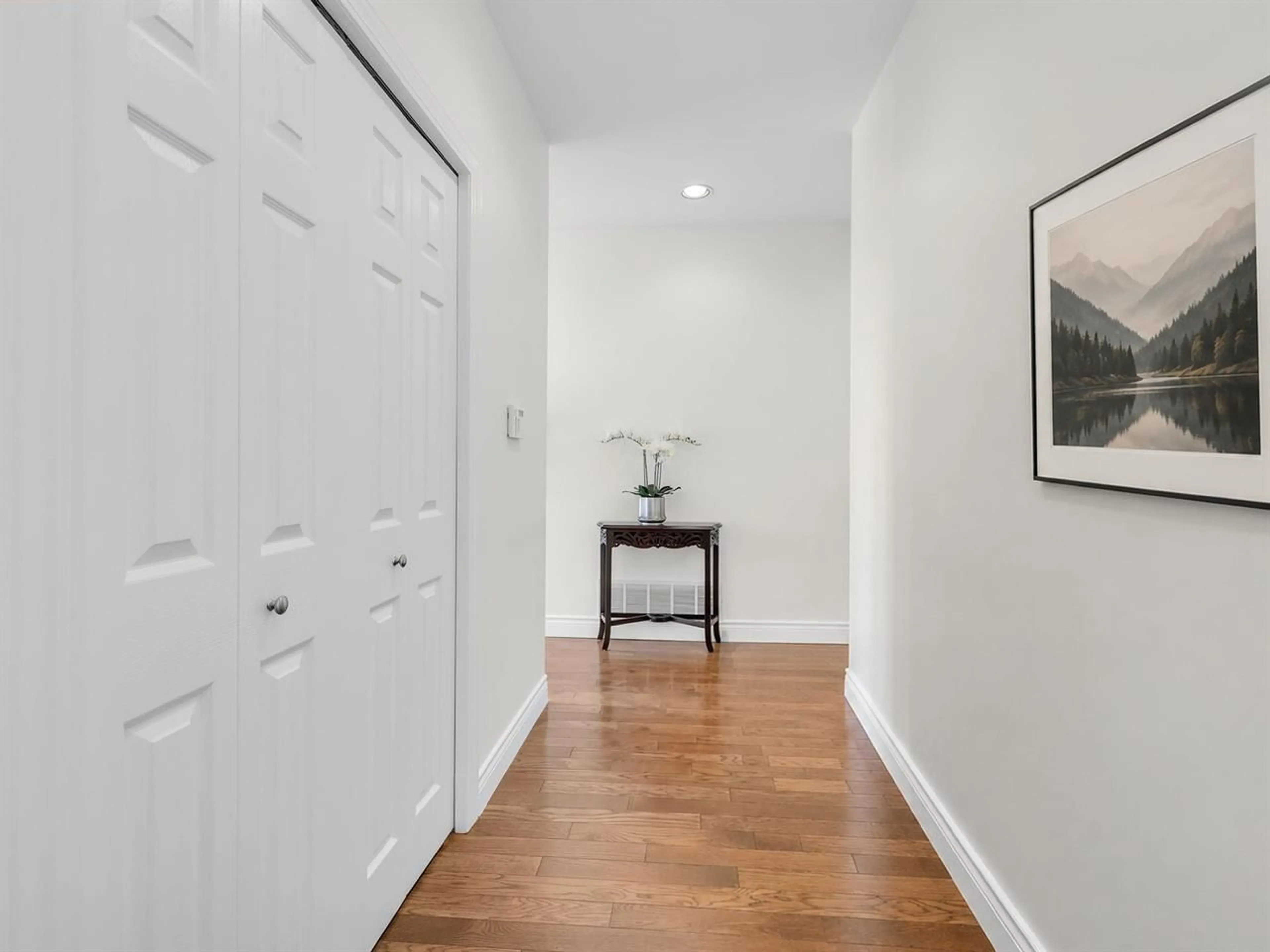 Indoor entryway for 14763 MARINE DRIVE, White Rock British Columbia V4B1B9