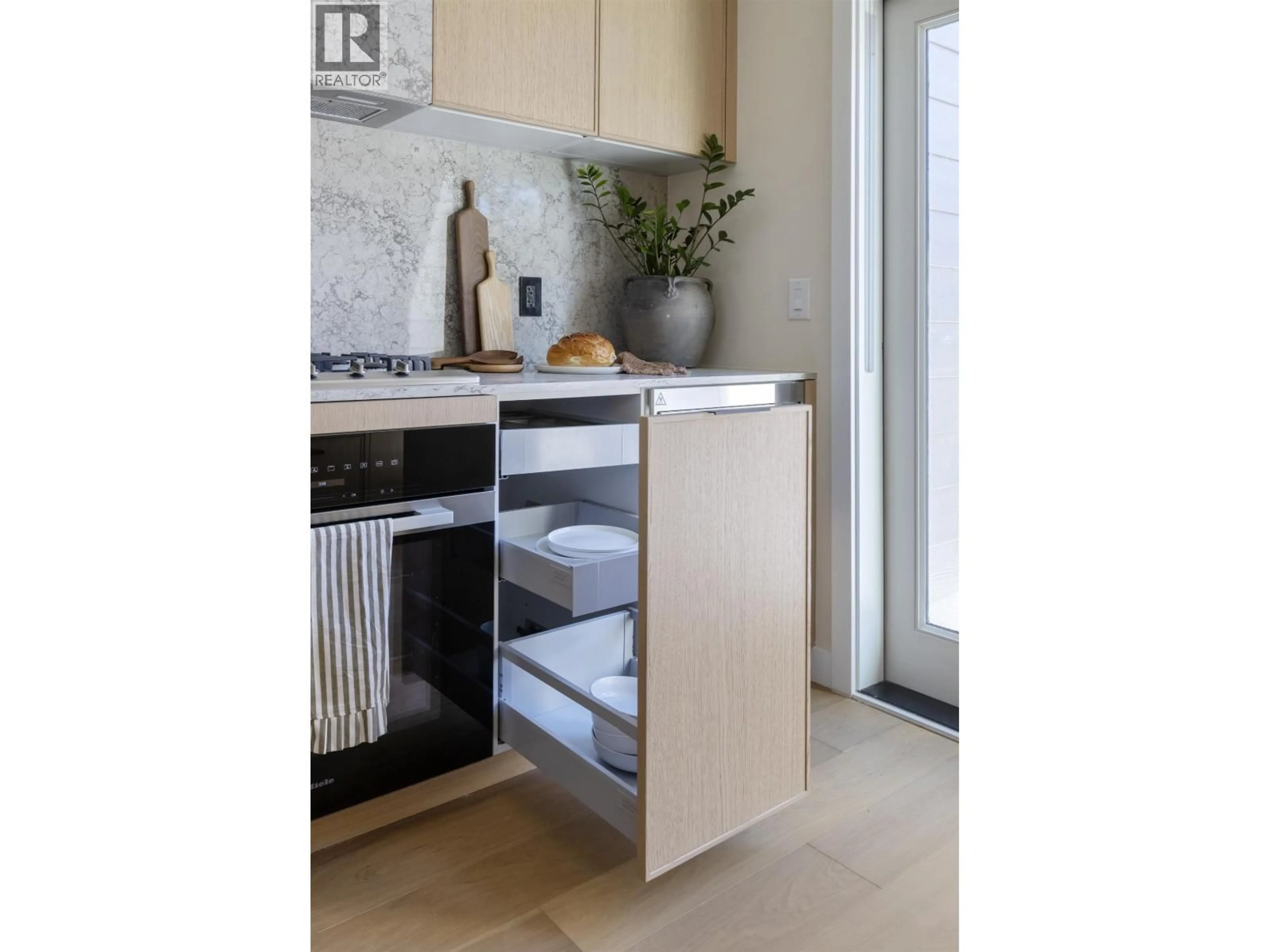 Contemporary kitchen, unknown for 174 - 5431 OAK STREET, Vancouver British Columbia V6M2V5