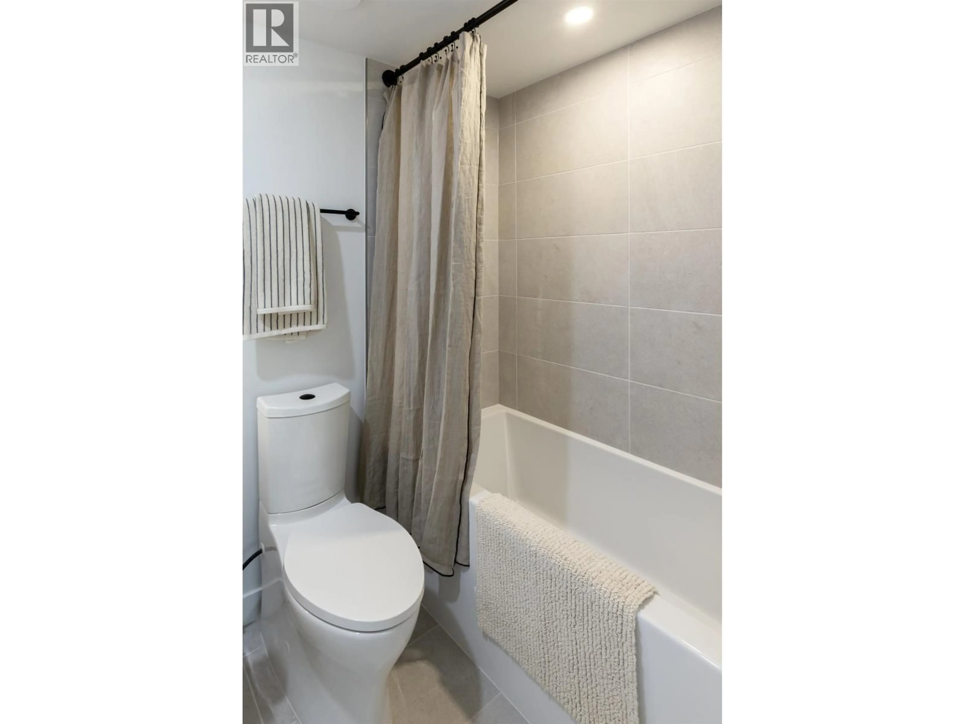 Standard bathroom, ceramic/tile floor for 156 - 5377 OAK STREET, Vancouver British Columbia V6M2V5