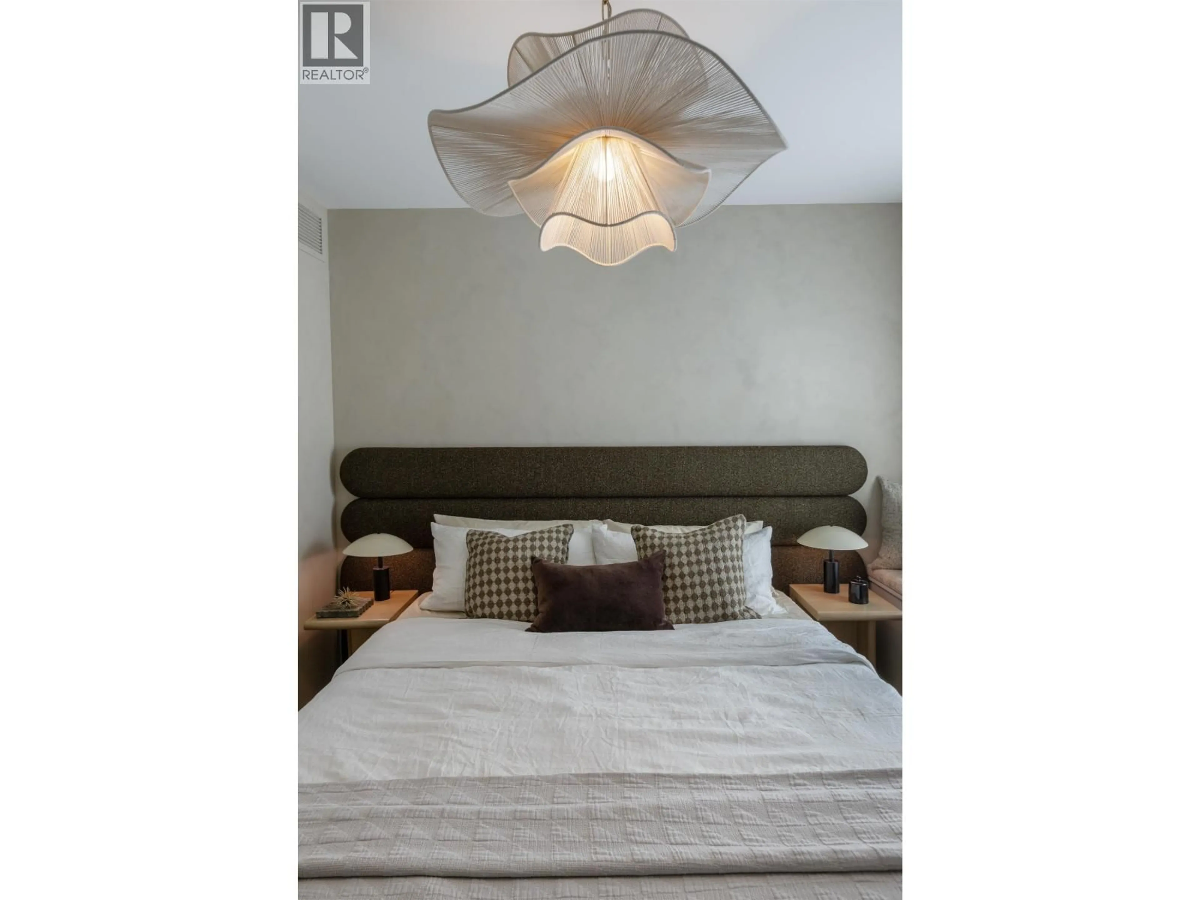 Bedroom with bed, wood/laminate floor for 187 - 5433 OAK STREET, Vancouver British Columbia V6M2V5