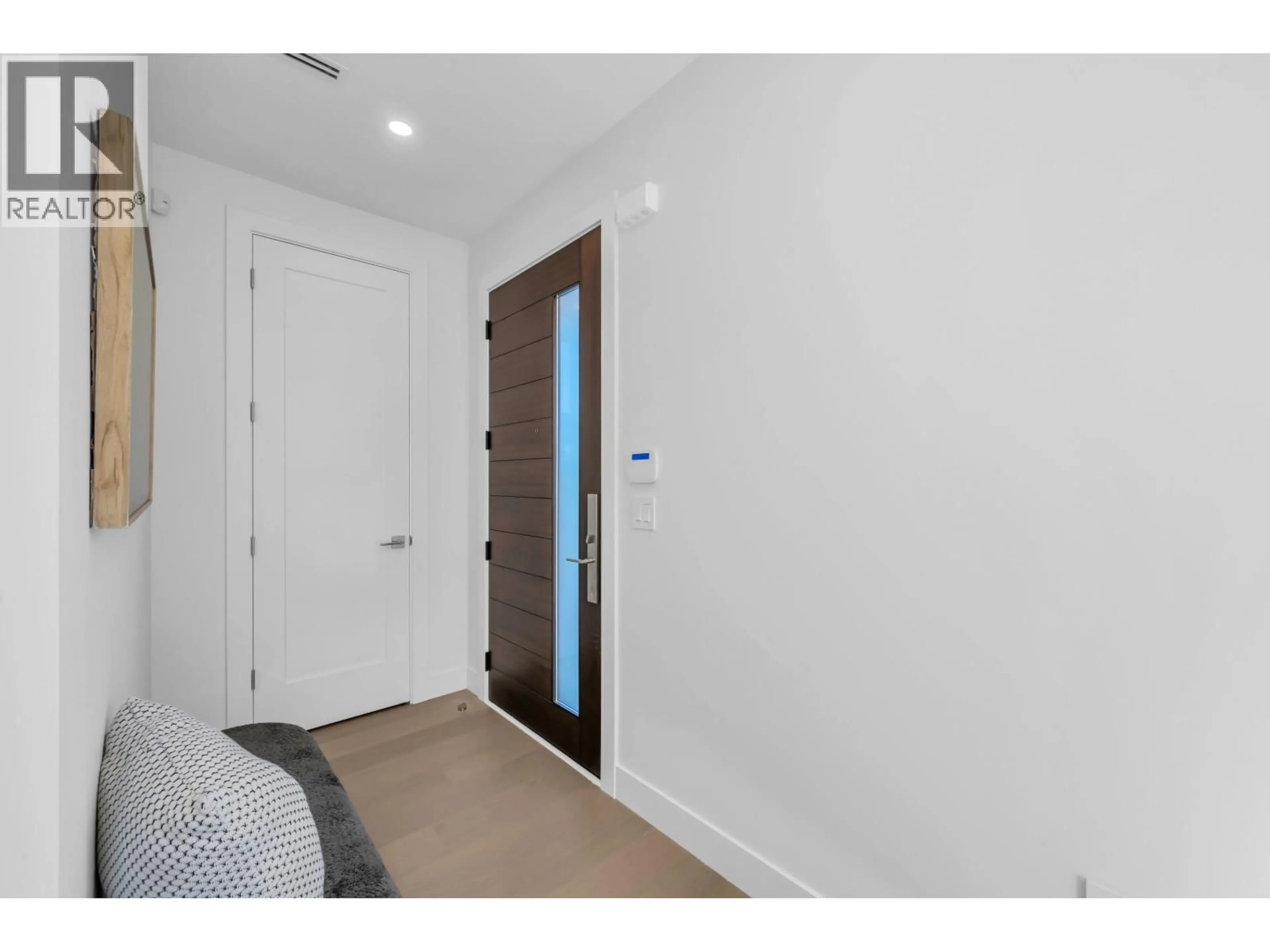 Indoor entryway for 2 - 3034 5TH AVENUE, Vancouver British Columbia V5M1N8