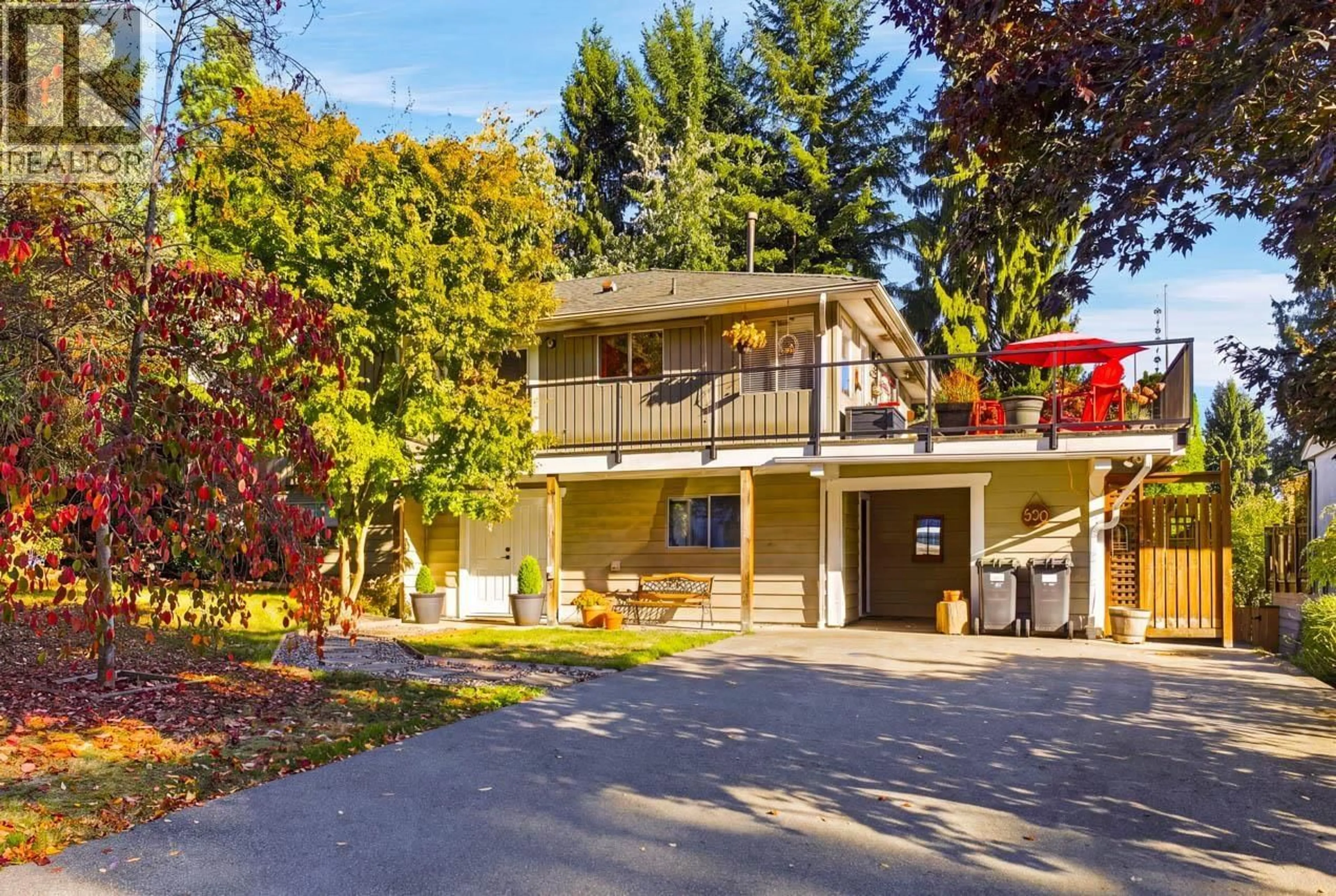 Home with vinyl exterior material, street for 950 TOLLCROSS ROAD, North Vancouver British Columbia V7H2G2