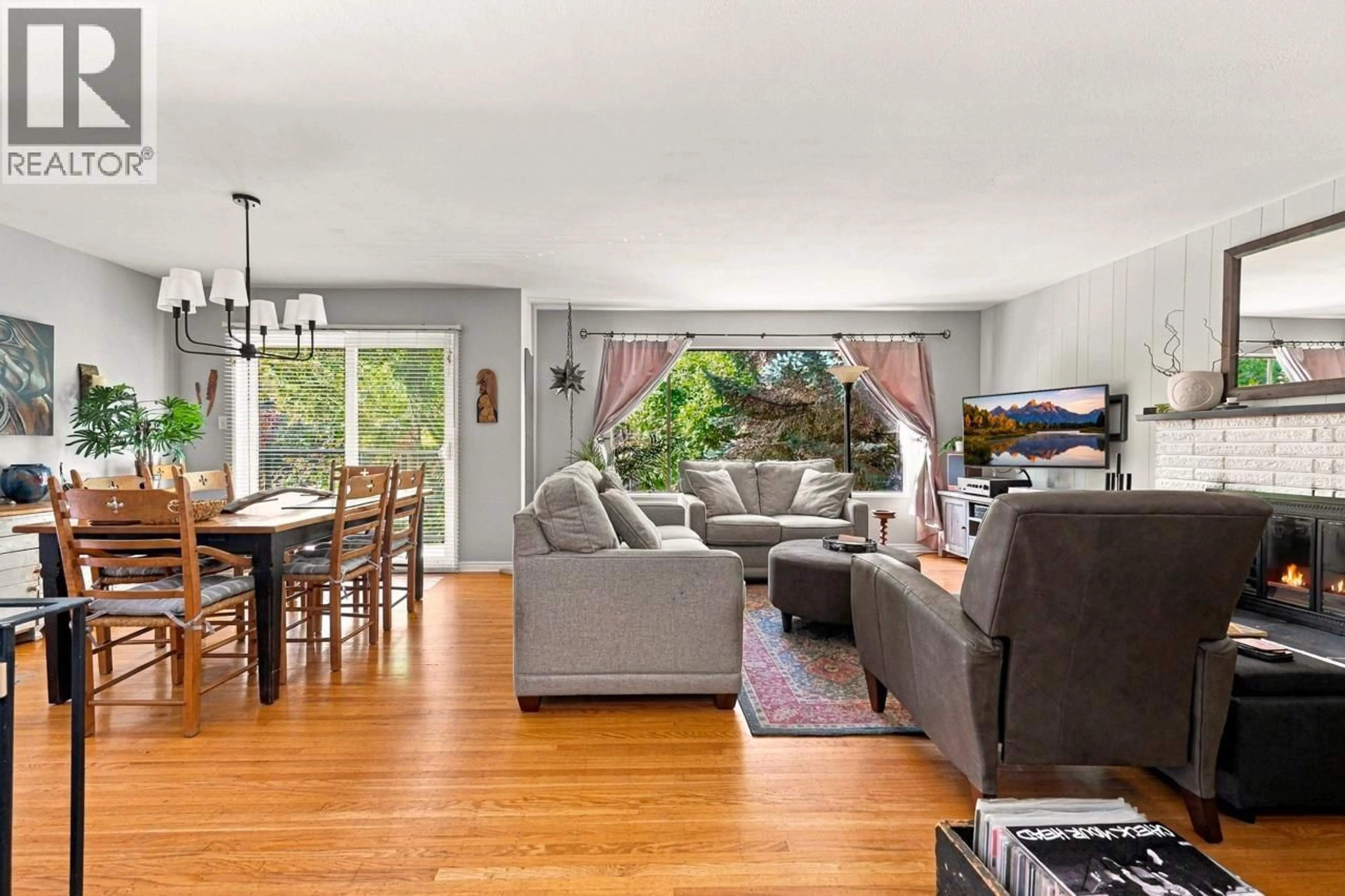 Living room with furniture, unknown for 950 TOLLCROSS ROAD, North Vancouver British Columbia V7H2G2
